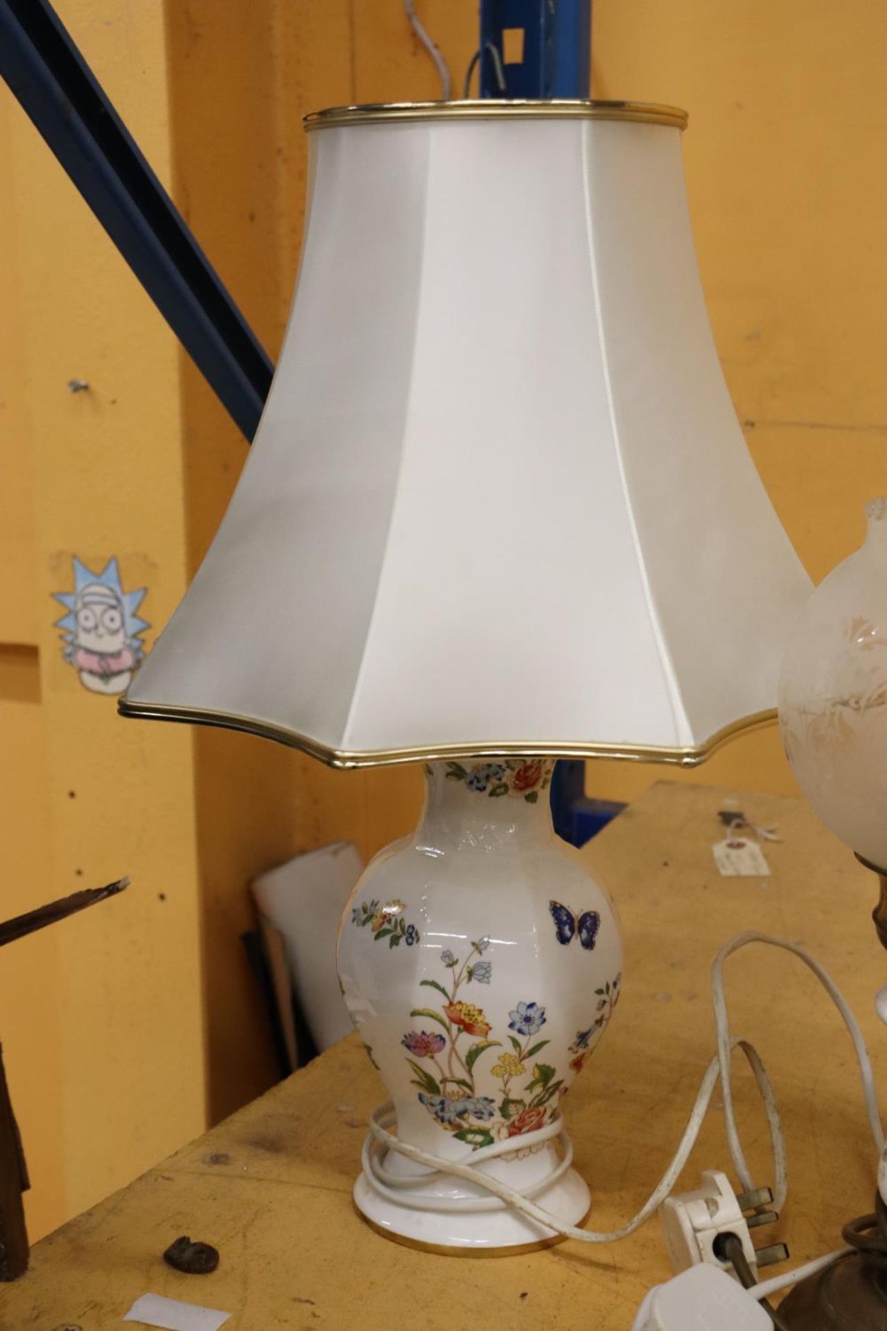 TWO TABLE LAMPS TO INCLUDE AN AYNSLEY 'COTTAGE GARDEN' WITH SHADE, HEIGHT TO TOP OF BASE 23CM, - Image 3 of 5