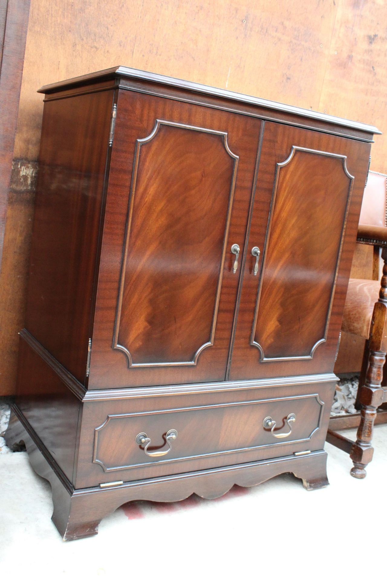 A MAHOGANY AND CROSSBANDED CABINET - Image 2 of 3