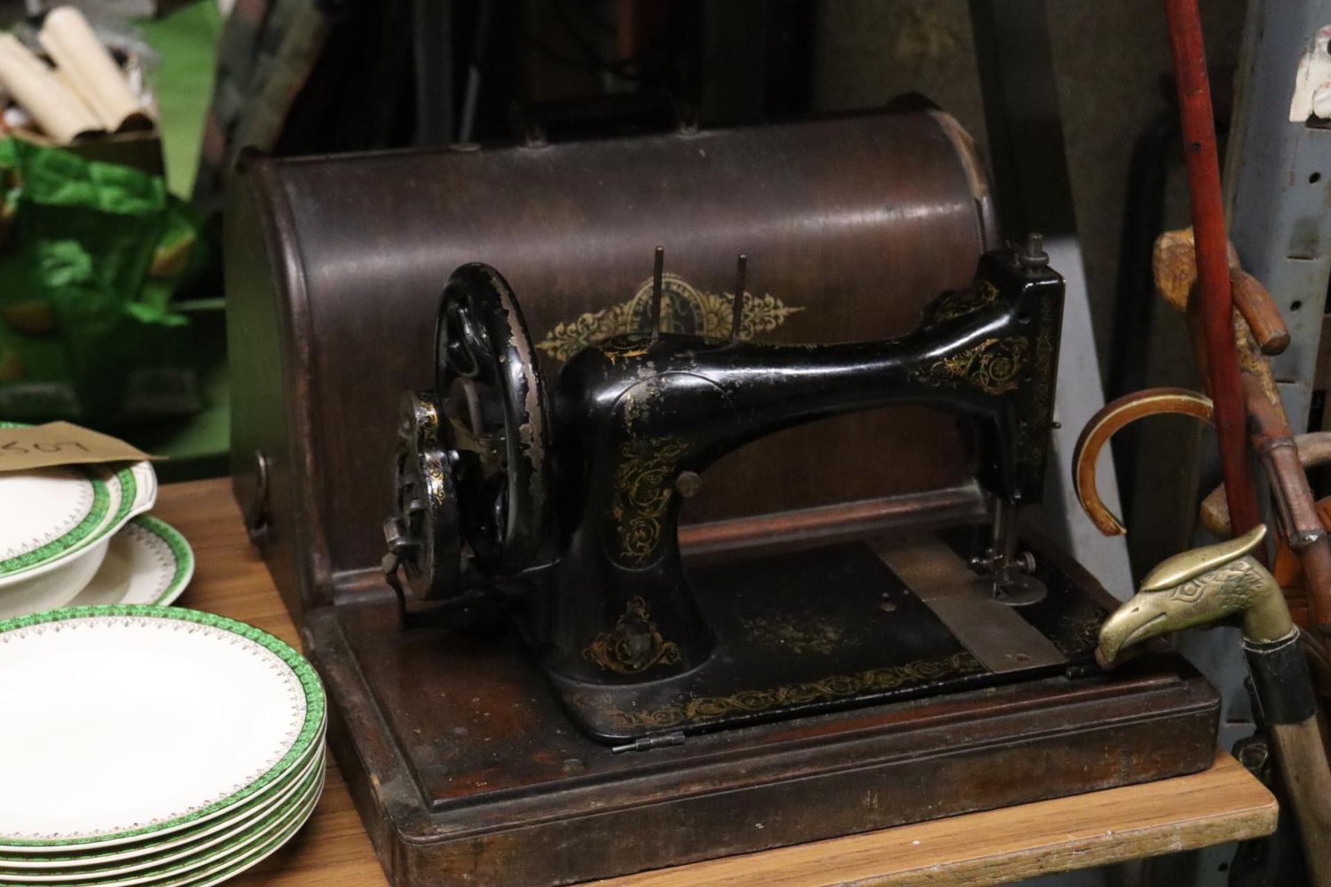 A VINTAGE SINGER SEWING MACHINE IN THE ORIGINAL CASE