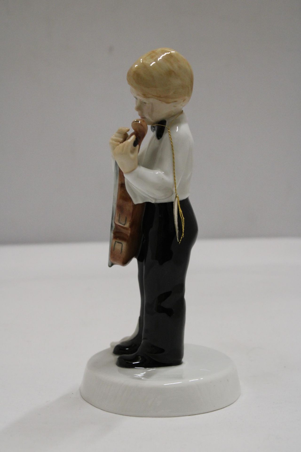 A ROYAL DOULTON CHILDHOOD DAYS "I'M NEARLY READY" FIGURE HN 2976 - Image 5 of 6