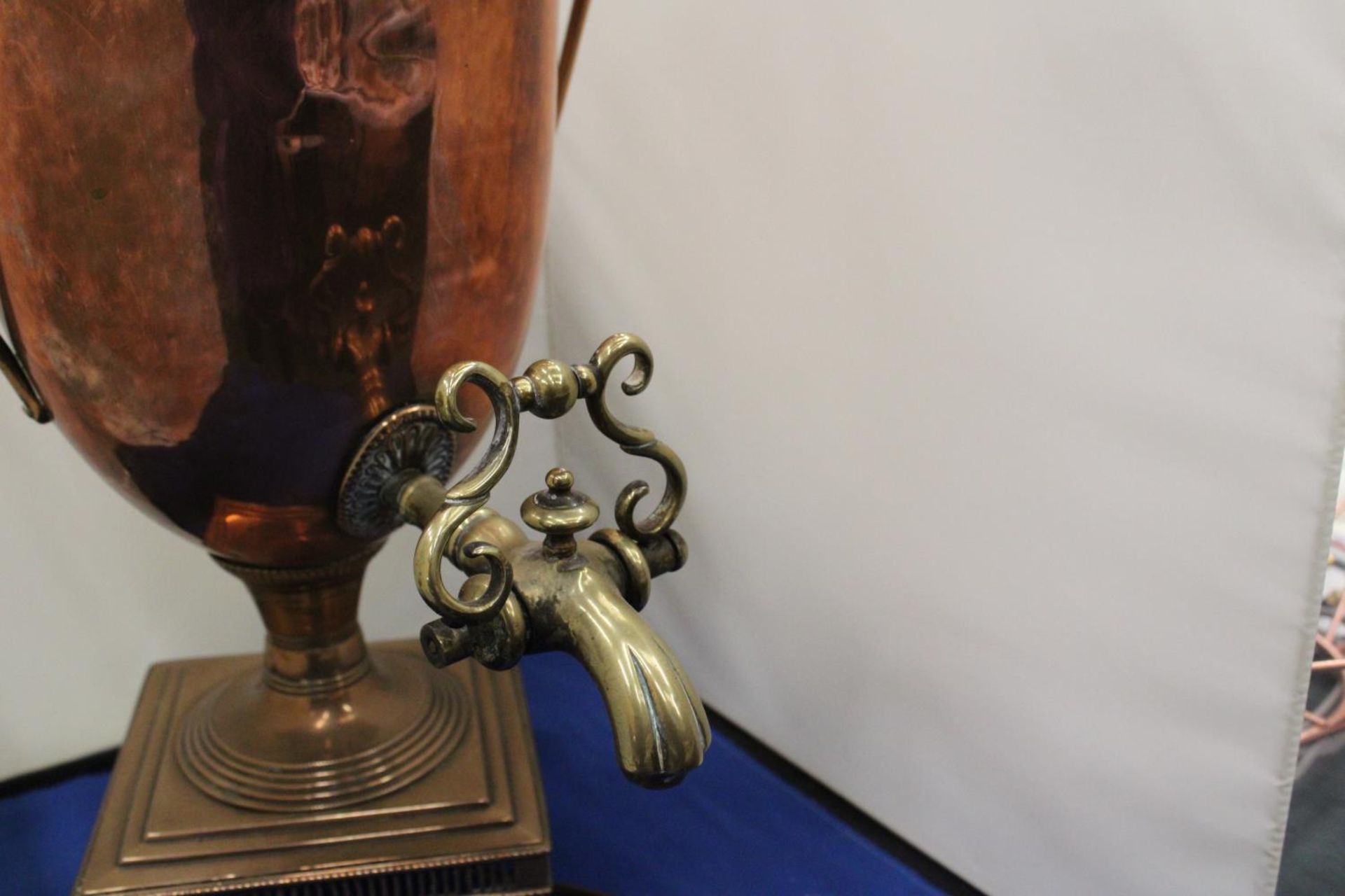 A BRASS AND COPPER SAMOVAR CONVERTED TO A LAMP - Image 3 of 4