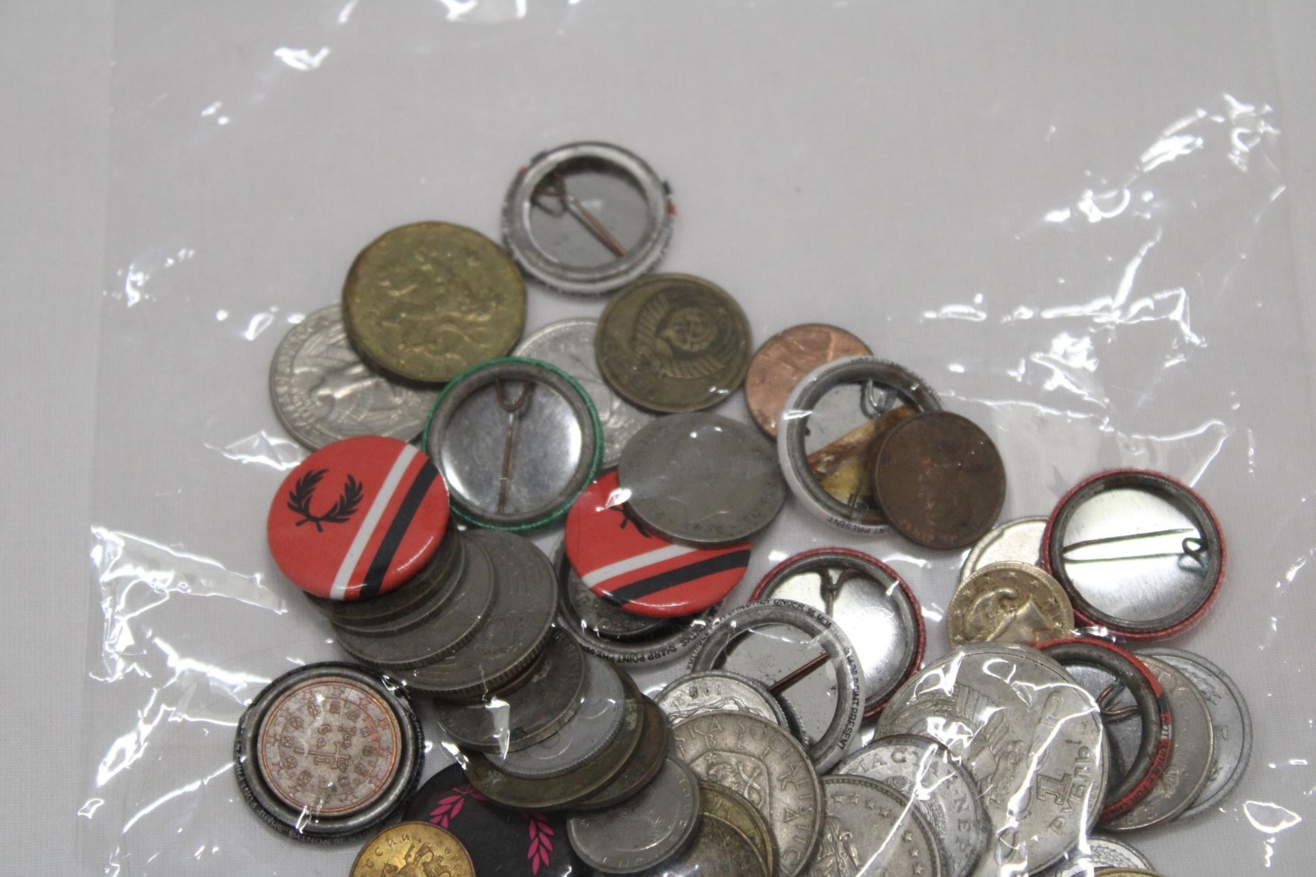 A COLLECTION OF VINTAGE FOREIGN COINS AND BADGES - Bild 3 aus 6