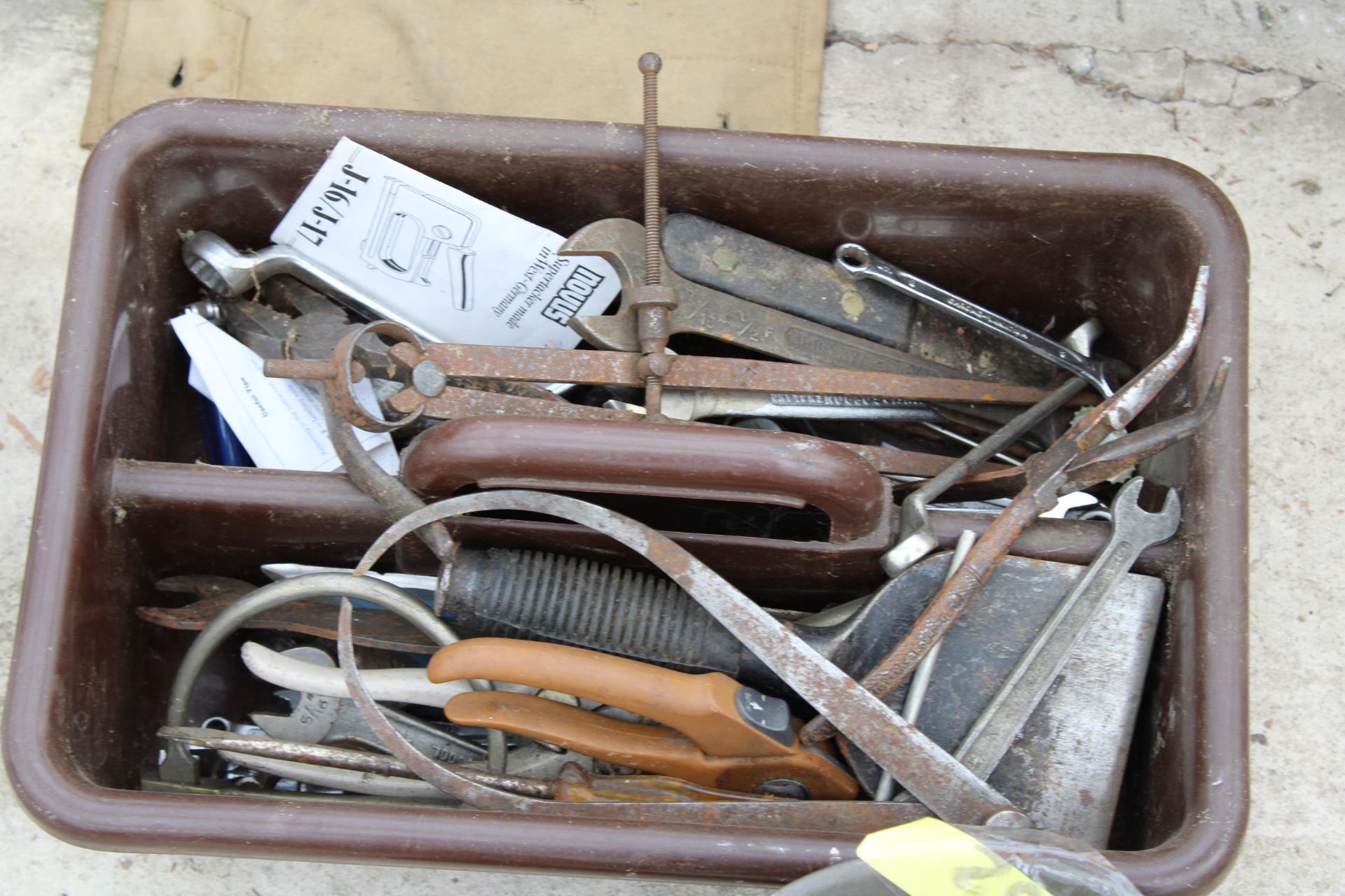 AN ASSORTMENT OF TOOLS TO INCLUDE CALIPERS, SPANNERS AND A SET OF SCALES AND WEIGHTS - Image 2 of 3