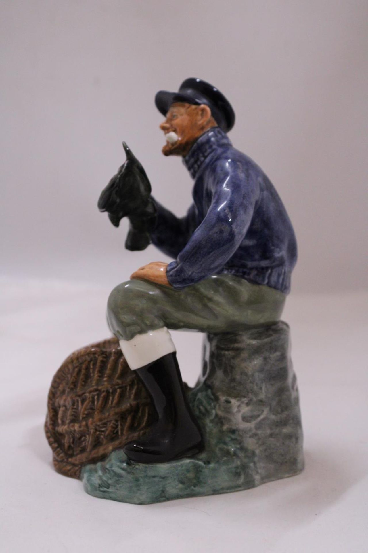 A ROYAL DOULTON "THE LOBSTER MAN" FIGURINE HN2317 - Image 2 of 5