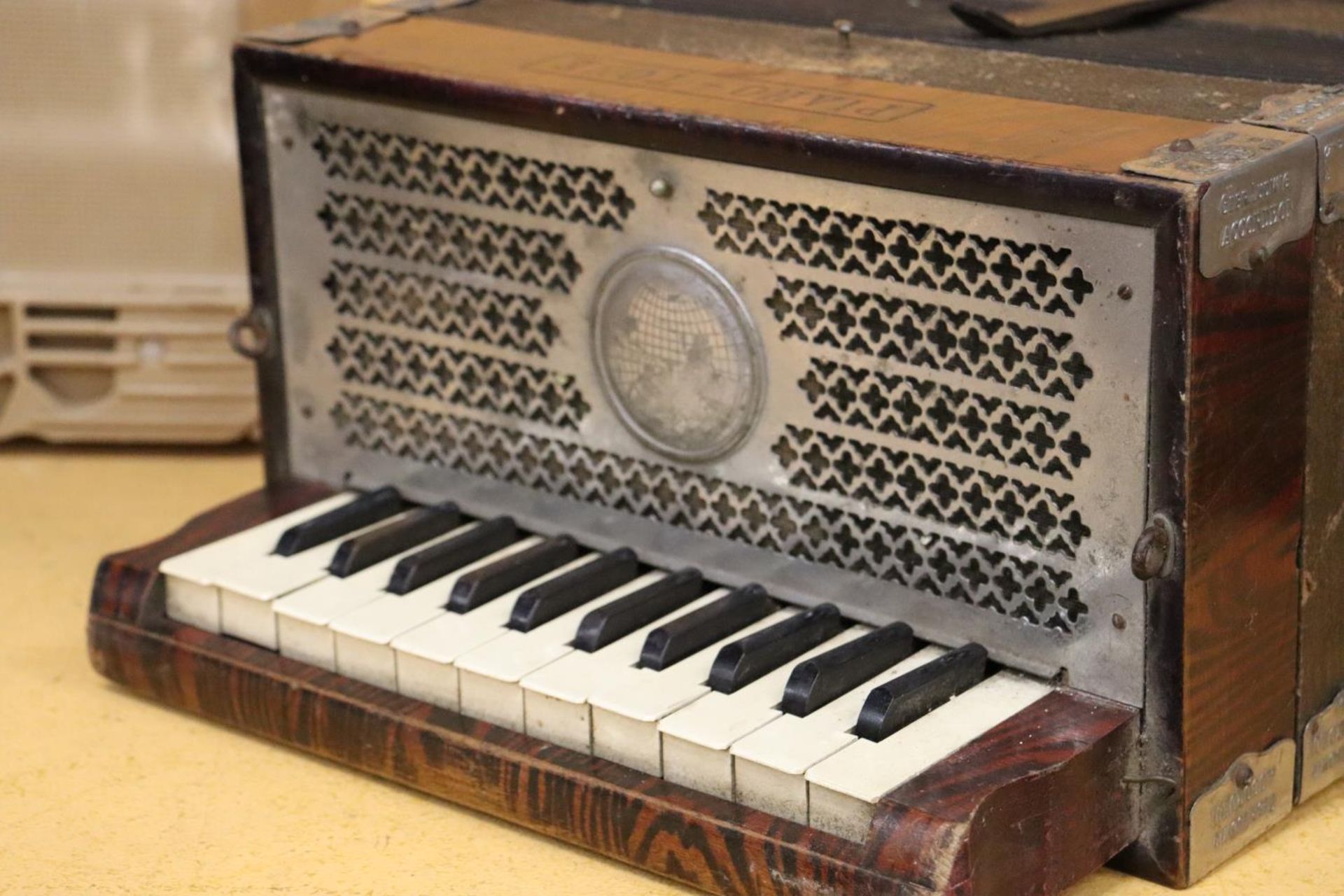 A VINTAGE PIANO-TONE ACCORDION - Bild 6 aus 6