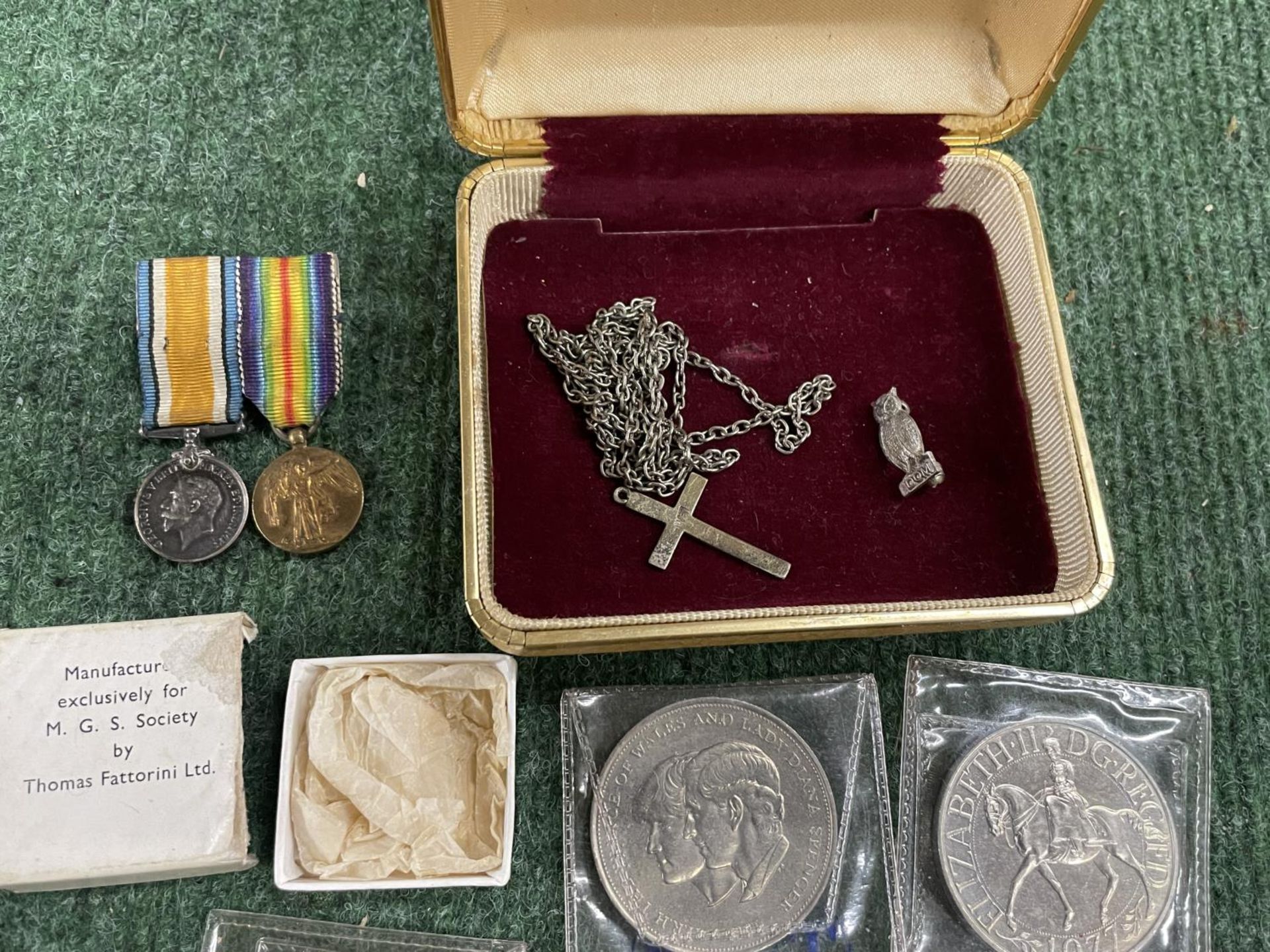FIVE COMMEMORATIVE COINS, A SILVER CHAIN, TWO CRUCIFIXES AND A WW1 MINIATURE DRESS MEDAL - Bild 2 aus 3