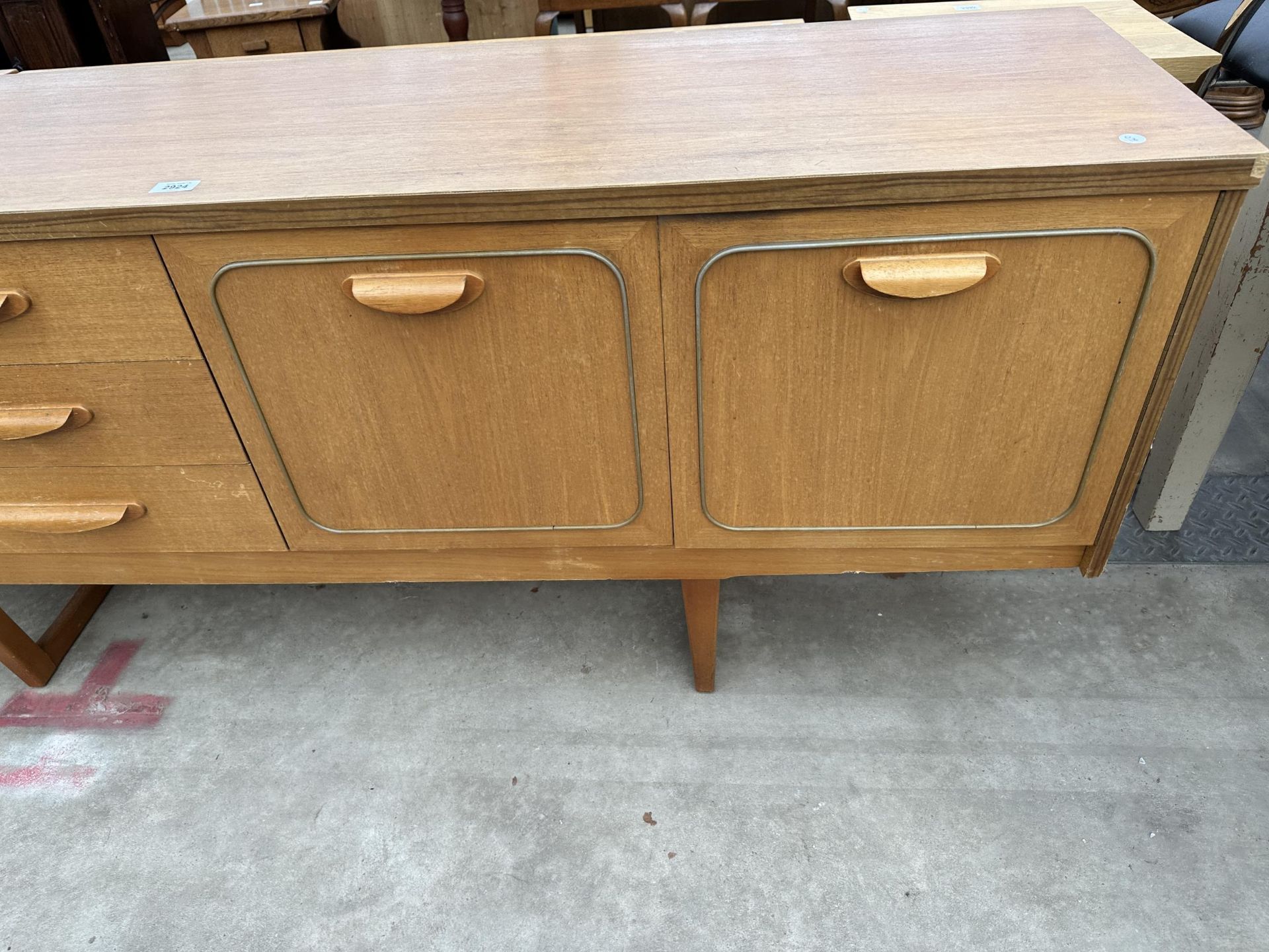 A RETRO TEAK SIDEBOARD ENCLOSING THREE DRAWERS AND THREE CUPBOARDS, 72" WIDE - Bild 3 aus 5