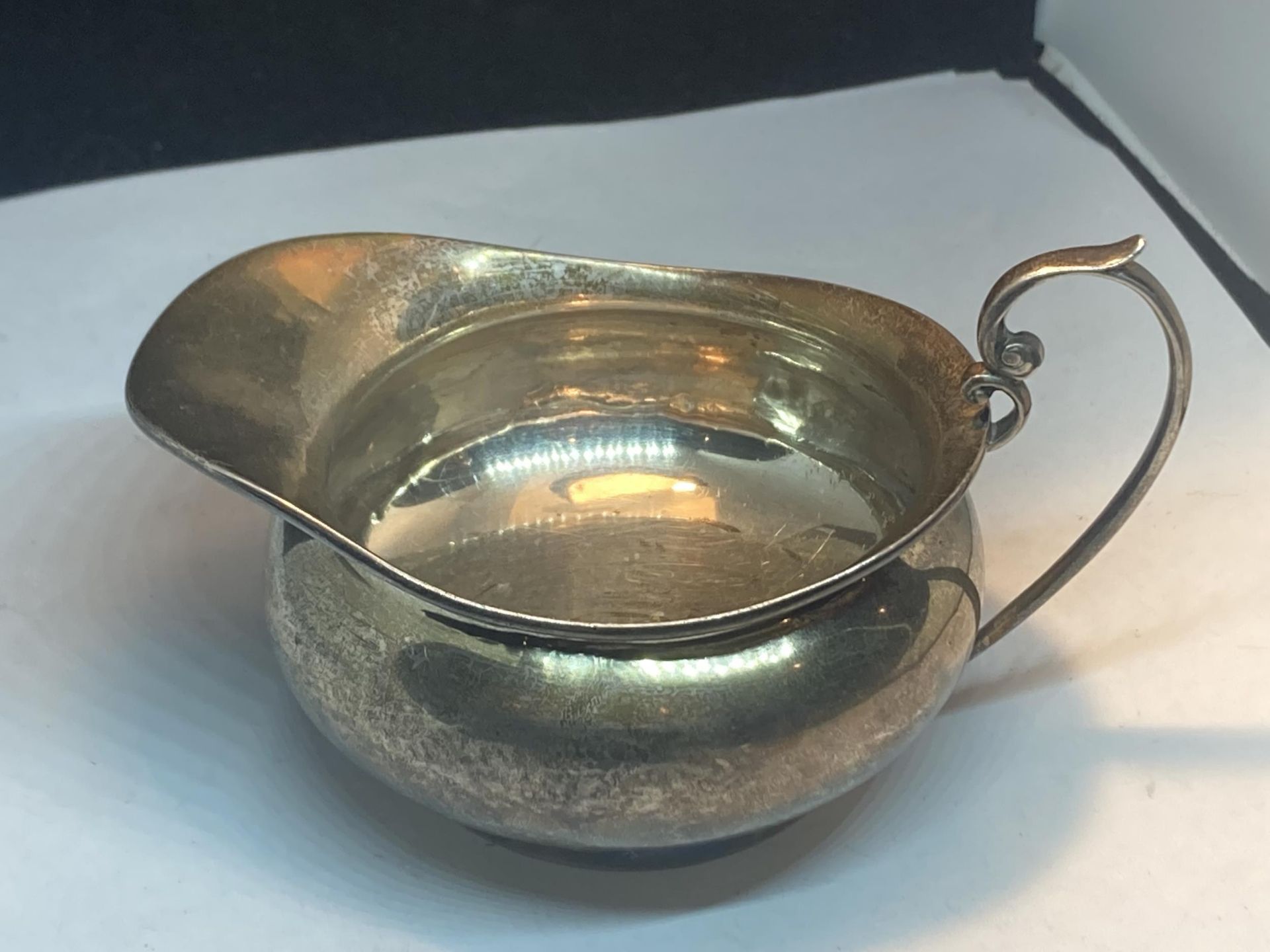 A HALLMARKED BIRMINGHAM SILVER SAUCE BOAT - Bild 2 aus 4