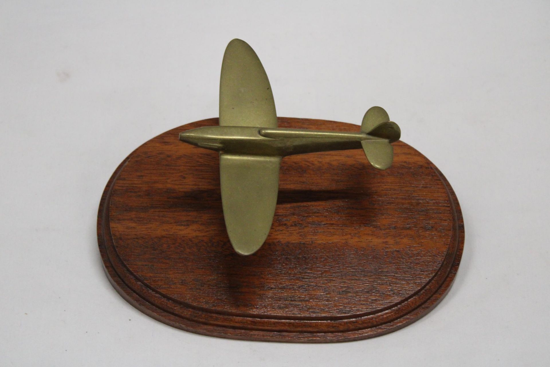 A BRASS MODEL OF AN RAF HAWKER HURRICANE WW11 AEROPLANE, ON A WOODEN PLINTH, HEIGHT APPROX 10CM - Image 2 of 5