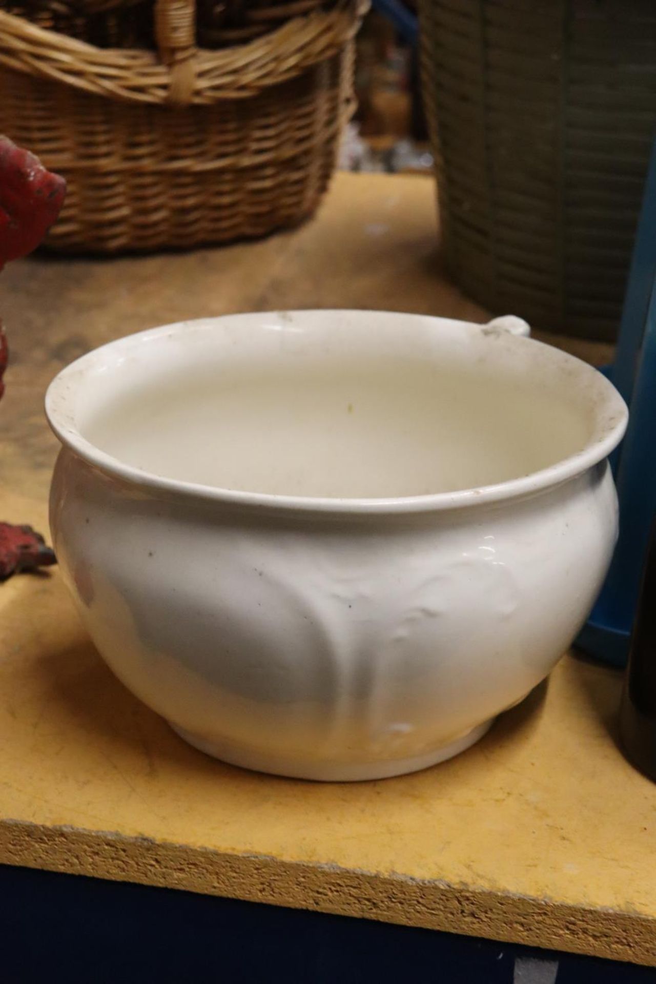 AN ANTIQUE IRONSTONE WARE CHAMBER POT TOGETHER WITH VASES, PLANTERS AND JUGS - Image 4 of 4