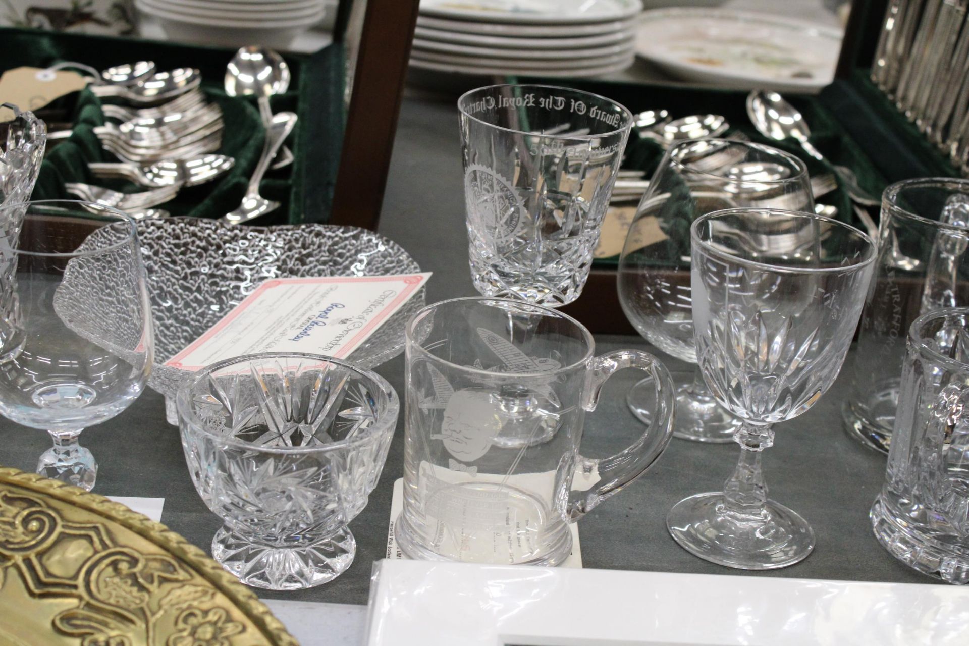 A LARGE QUANTITY OF GLASSWARE TO INCLUDE BOWLS, TANKARDS, VASES, KNIFE RESTS, WINE GLASSES - Image 5 of 9
