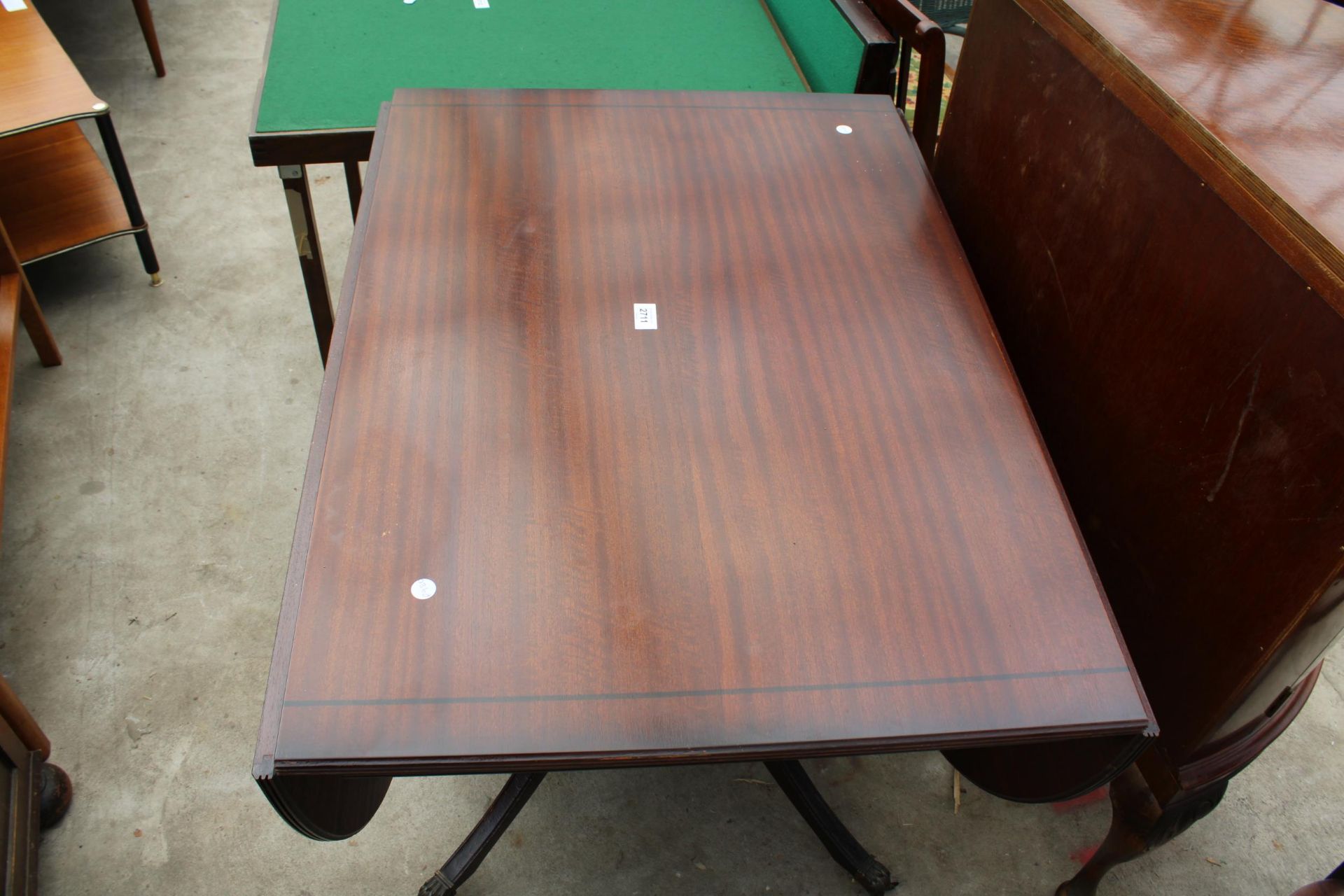 A REGENCY STYLE MAHOGANY DROP-LEAF PEDESTAL DINING TABLE, 61" X 36" OPENED - Image 3 of 3