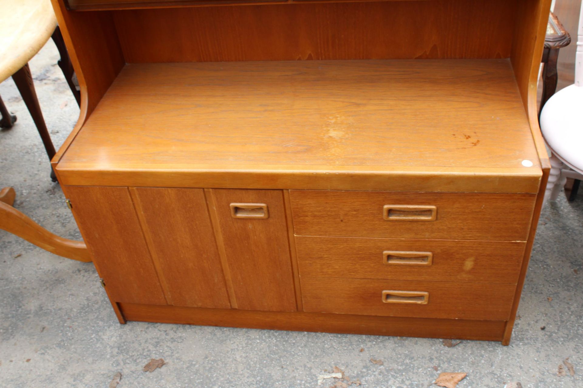 A RETRO TEAK UNIT WITH SMOKED GLASS DOORS, CUPBOARD AND DRAWERS TO BASE. 39.5" WIDE - Image 2 of 3