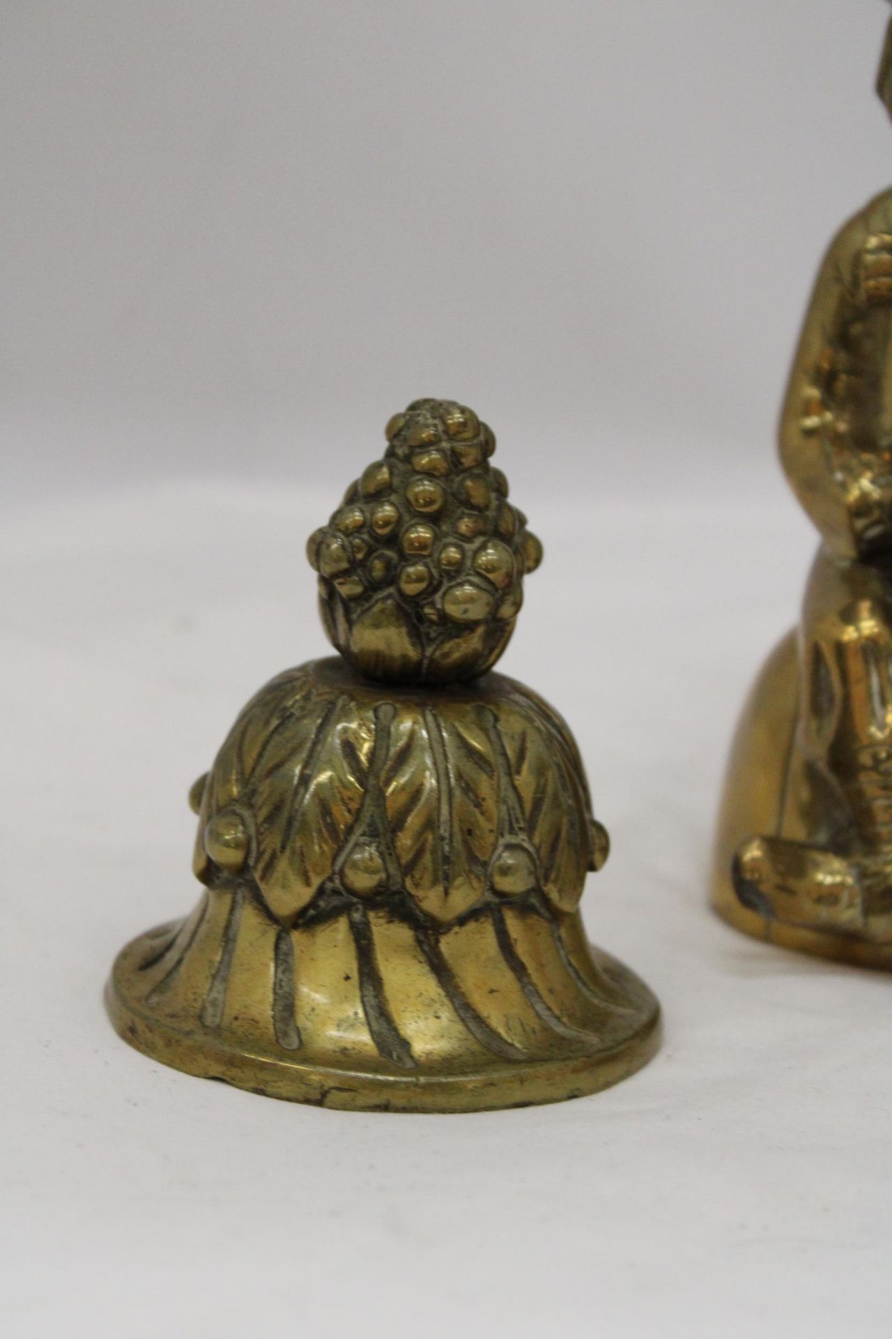 THREE BRASS ITEMS TO INCLUDE A HEAVY PAPERWEIGHT, CLOWN AND RUGBY PLAYER - Image 7 of 7