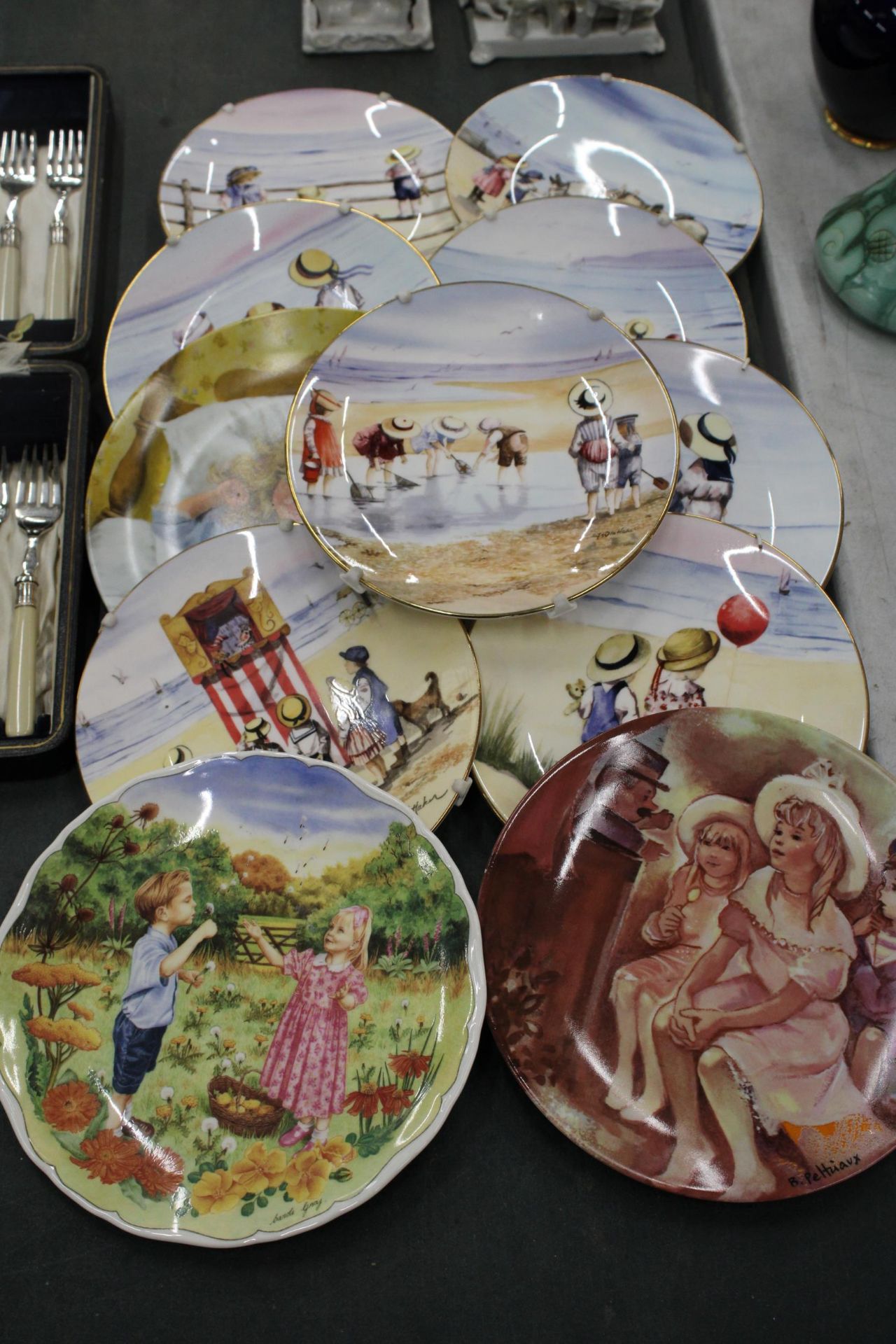 ELEVEN CABINET PLATESTO INCLUDE ROYAL WORCESTER 'SWEET SUMMER DAYS'