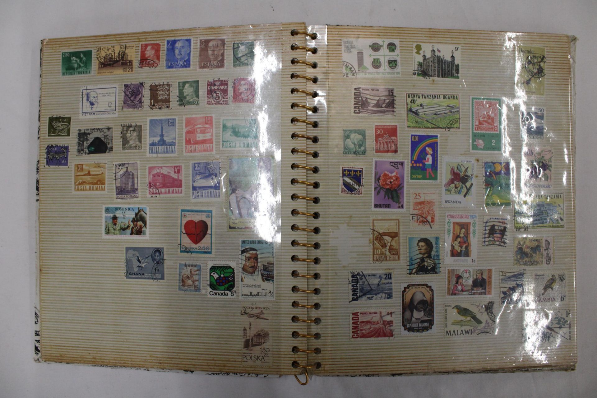 THREE ALBUMS CONTAINING STAMPS OF THE WORLD - Bild 4 aus 7