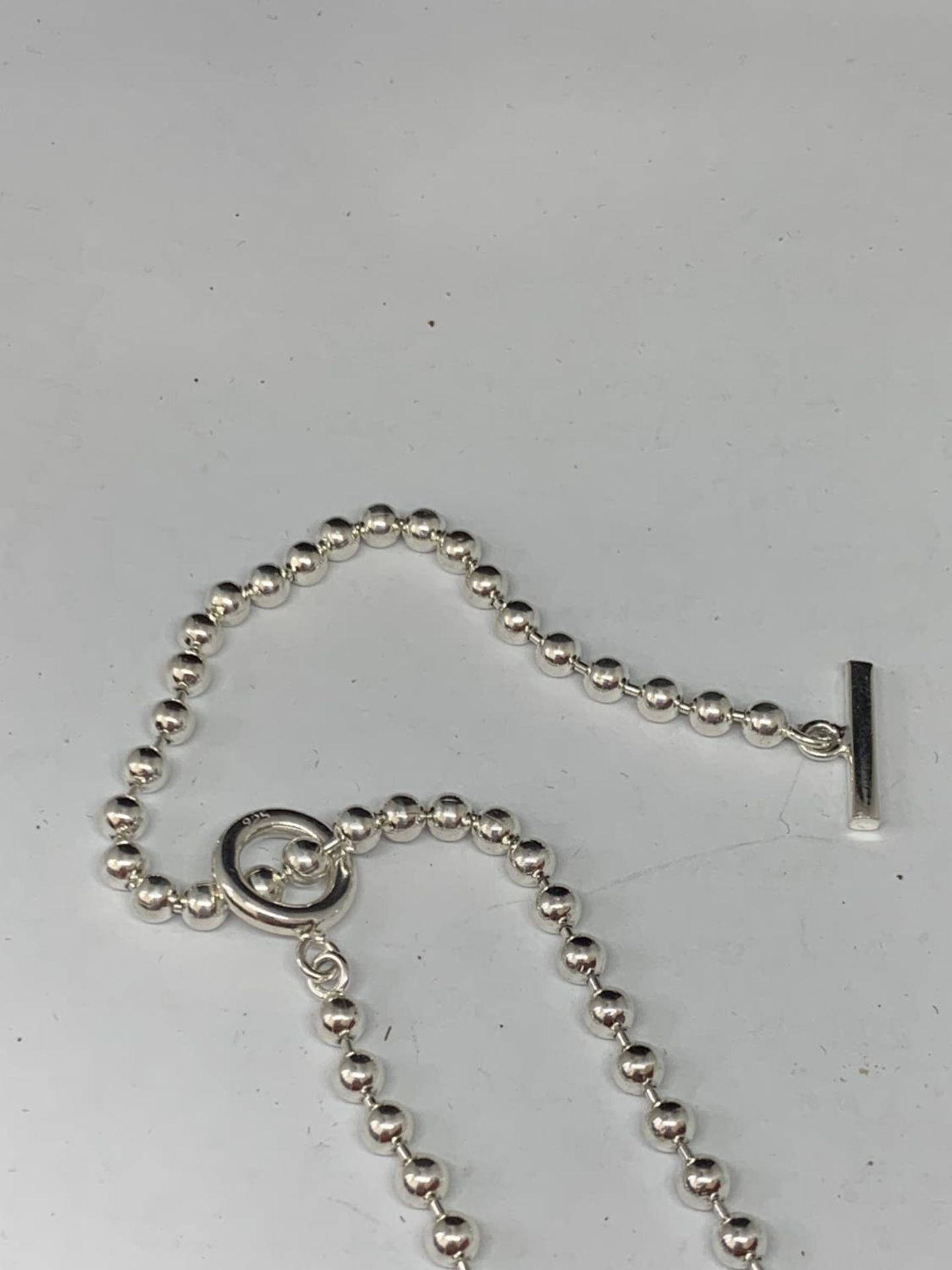 A SILVER T BAR NECKLACE - Image 2 of 3
