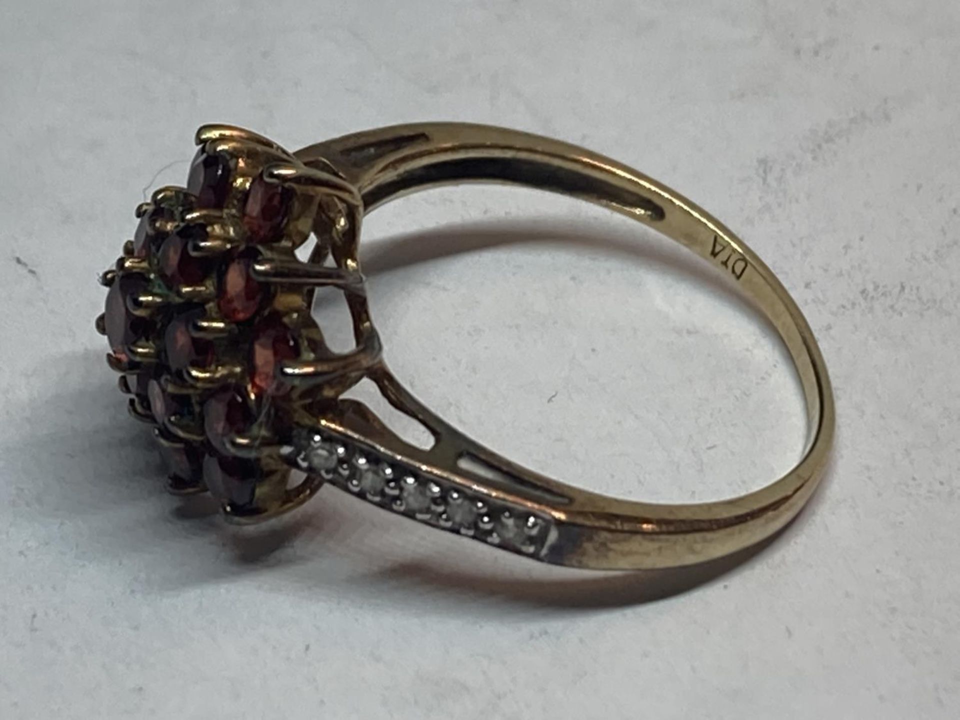 A 9 CARAT GOLD CLUSTER RING WITH GARNETS AND DIAMONDS SIZE P - Image 2 of 3