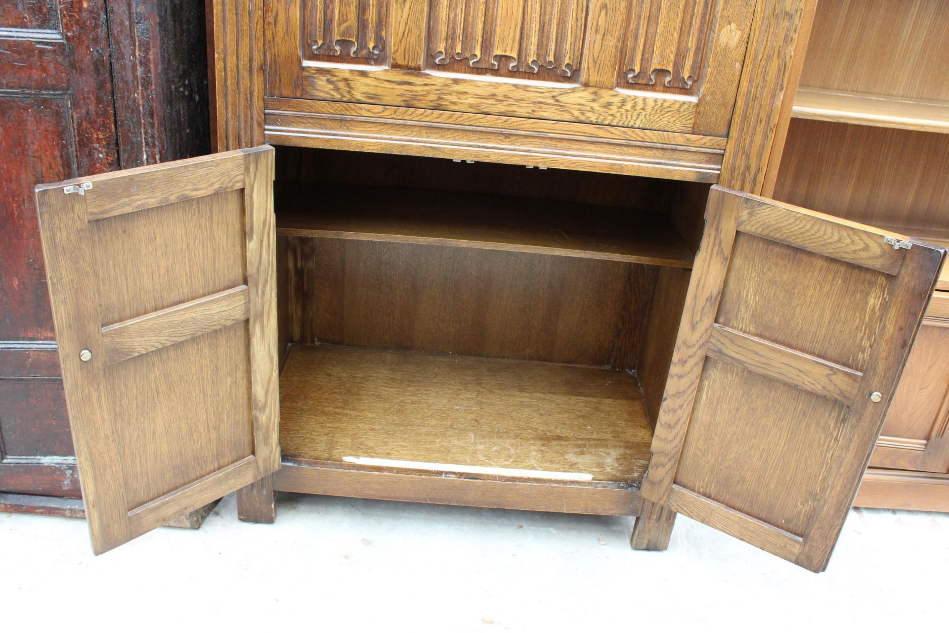 AN OAK CHARM STYLE COCKTAIL CABINET WITH LINEN-FOLD DROP DOWN FRONT AND CUPBOARD TO BASE, 31.5" WIDE - Bild 4 aus 4