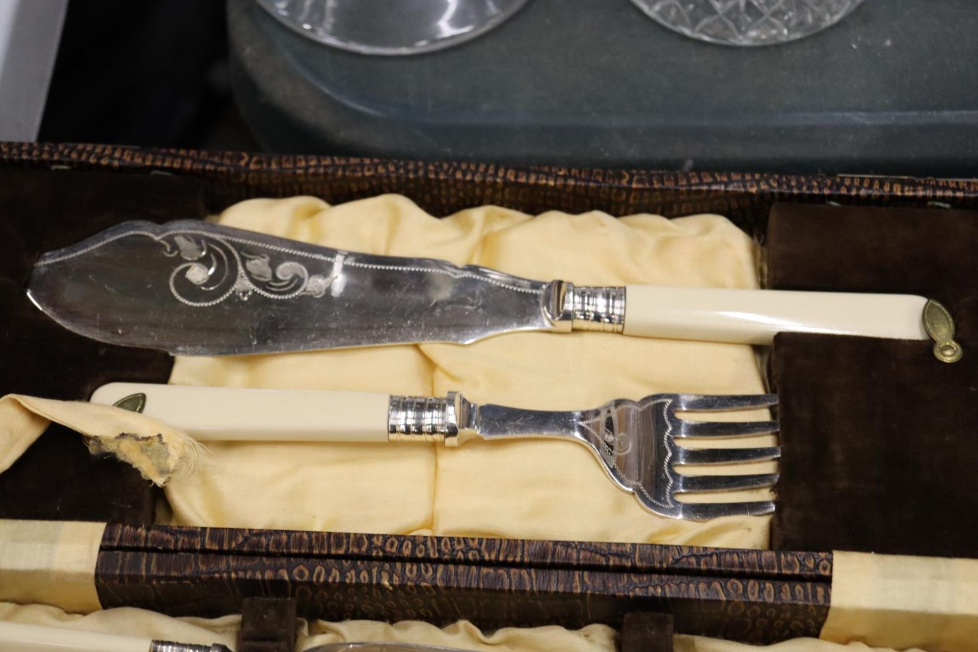 A LARGE QUANTITY OF CUTLERY TO INCLUDE A CHEESE KNIFE, FISH KNIFE AND FORK, SERVING SPOONS, ETC., - Bild 7 aus 7