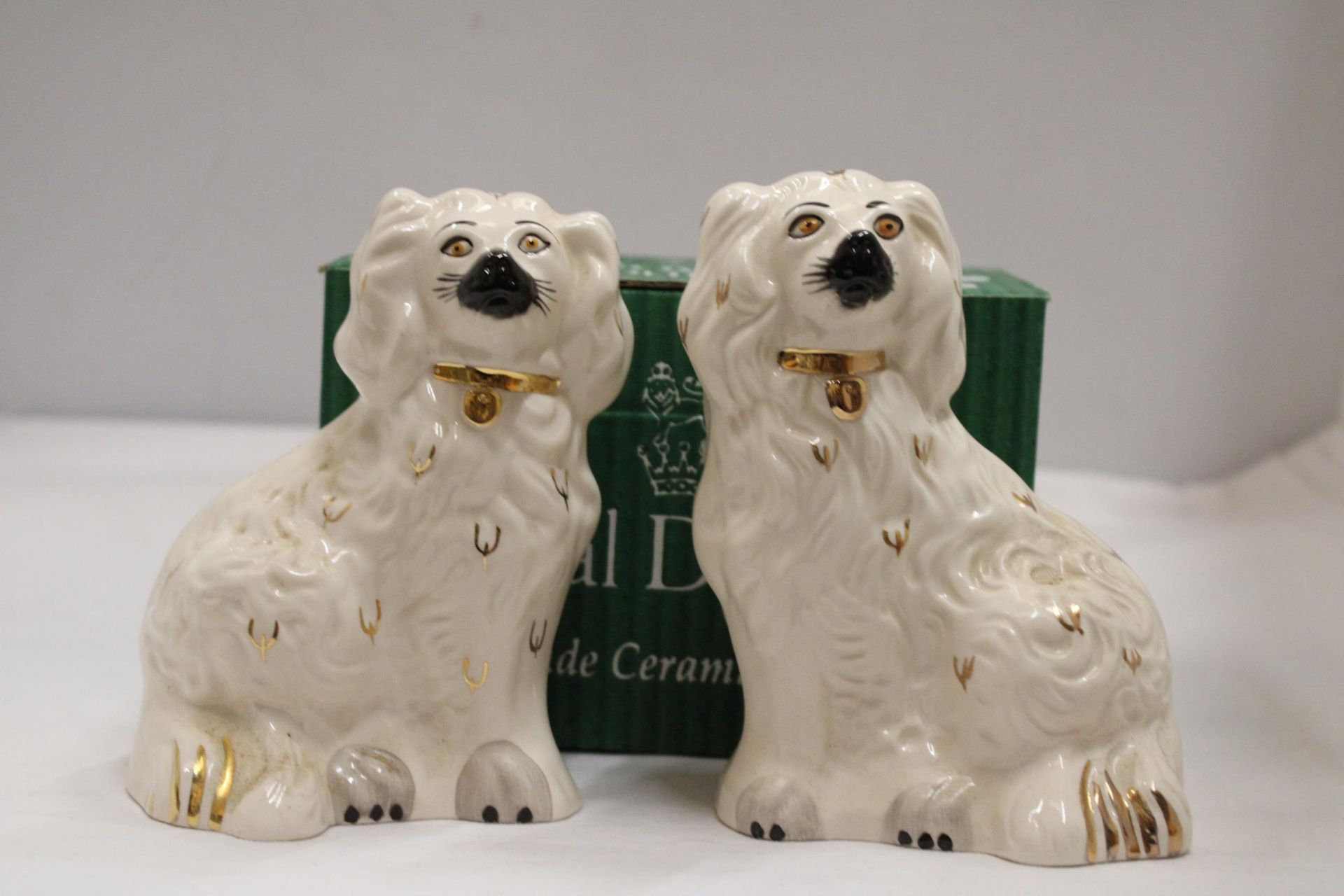A PAIR OF MEDIUM SIZED SPANIEL DOGS IN ORIGINAL BOX - Image 2 of 6