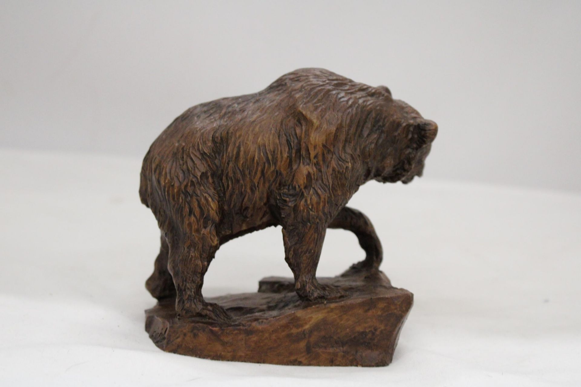 A HAND CARVED BEAR FIGURE, SIGNED, HEIGHT 12CM - Image 4 of 6
