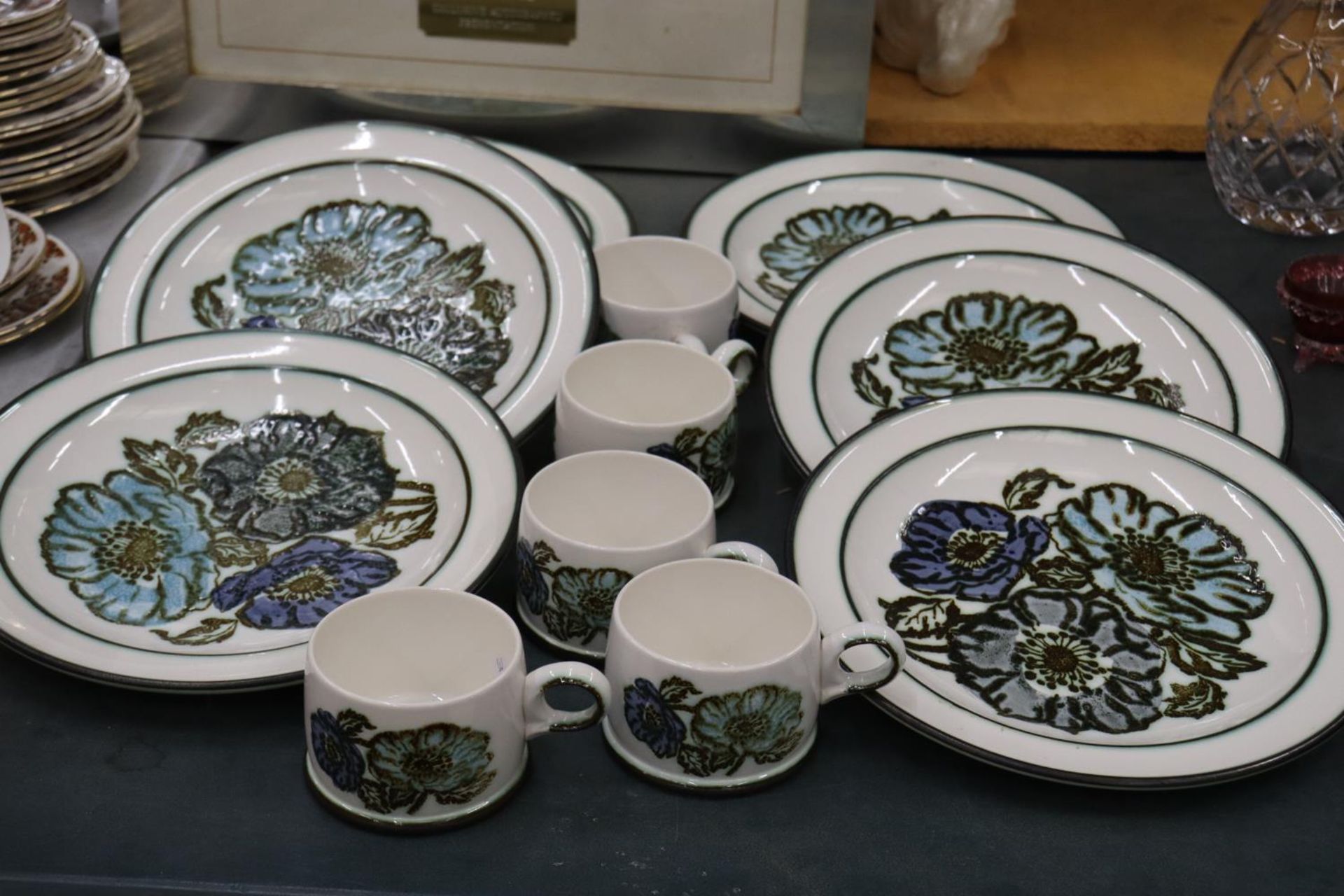 A QUANTITY OF WEDGEWOOD TO INCLUDE SIX PLATES AND FIVE MUGS