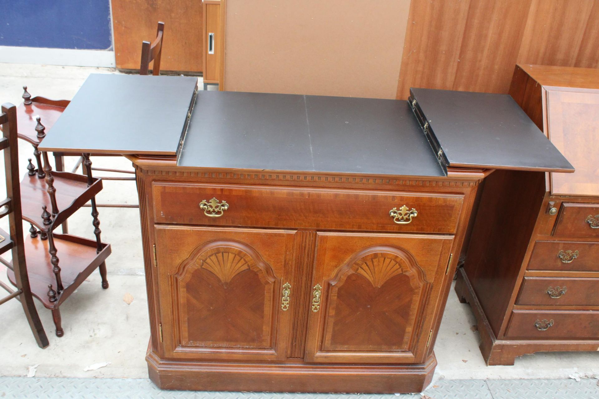 A MODERN HARDWOOD SIDEBOARD/BUFFET CABINET WITH FOLD-OVER TOP, SINGLE DRAWER AND TWO CUPBOARDS, - Image 4 of 7