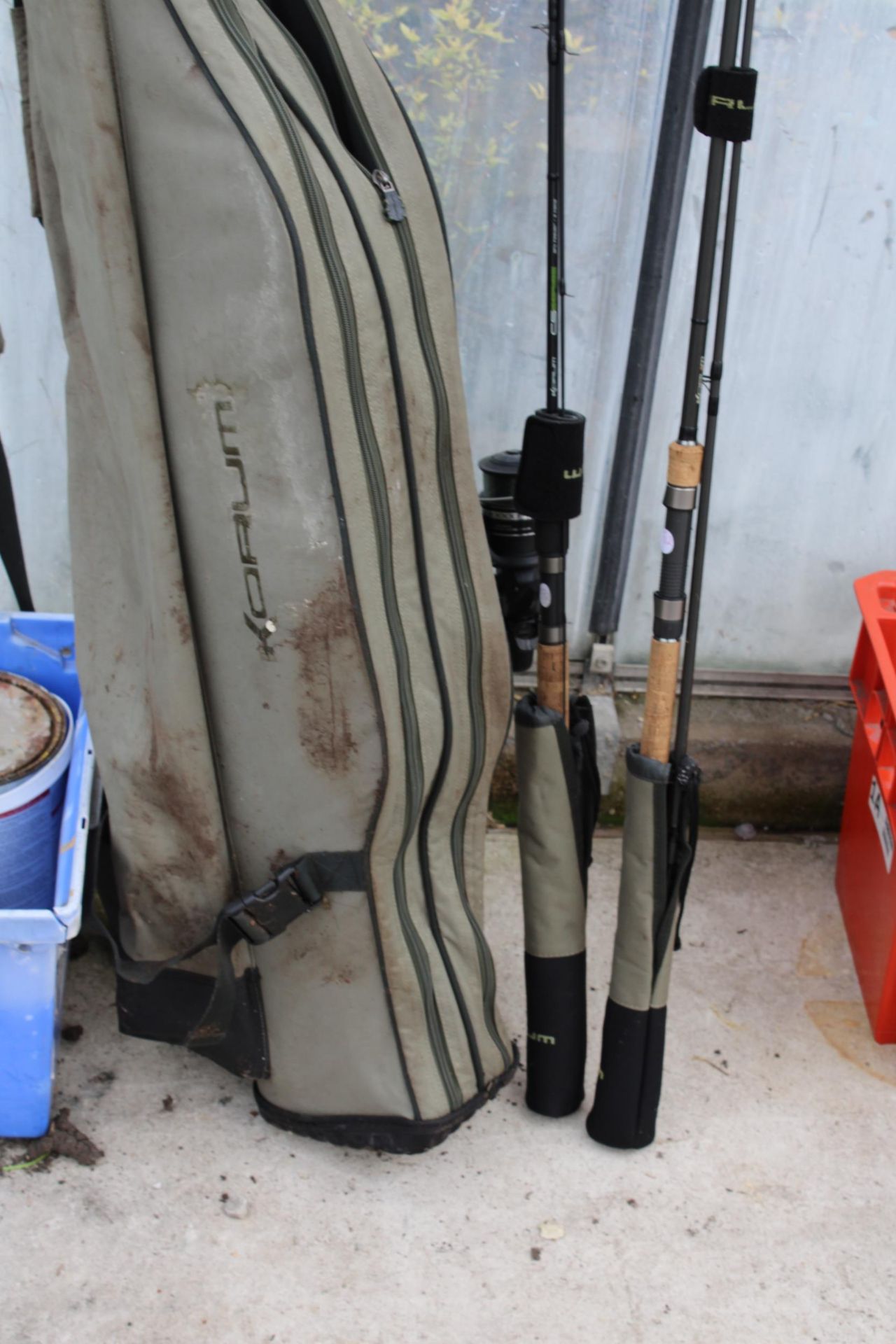 A ROD CARRYING BAG AND TWO VARIOUS FISHING RODS - Bild 2 aus 6