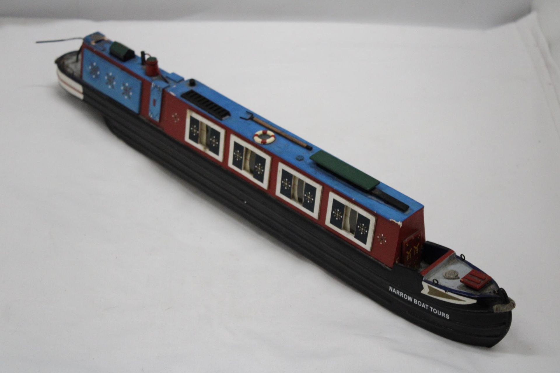 A HANDBUILT AND HANDPAINTED CANAL BARGE, LENGTH 53CM, HEIGHT 9CM