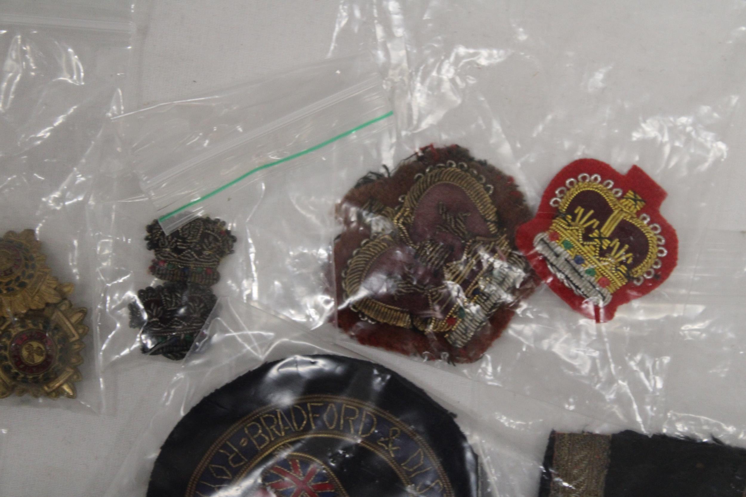 A QUANTITY OF MILITARY CLOTH BADGES AND PIPS - Image 4 of 5