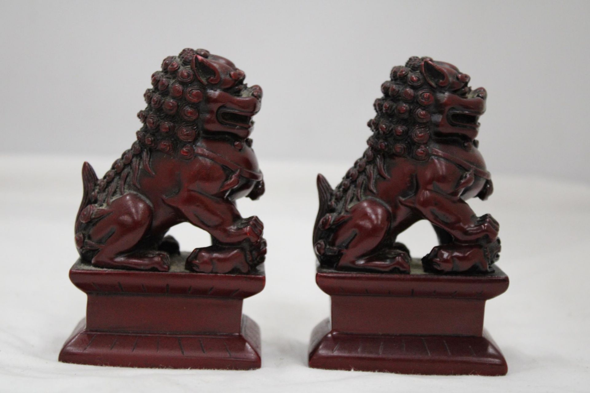 A PAIR OF HEAVY SOLID ORIENTAL FOO DOGS, HEIGHT 11CM - Image 3 of 5