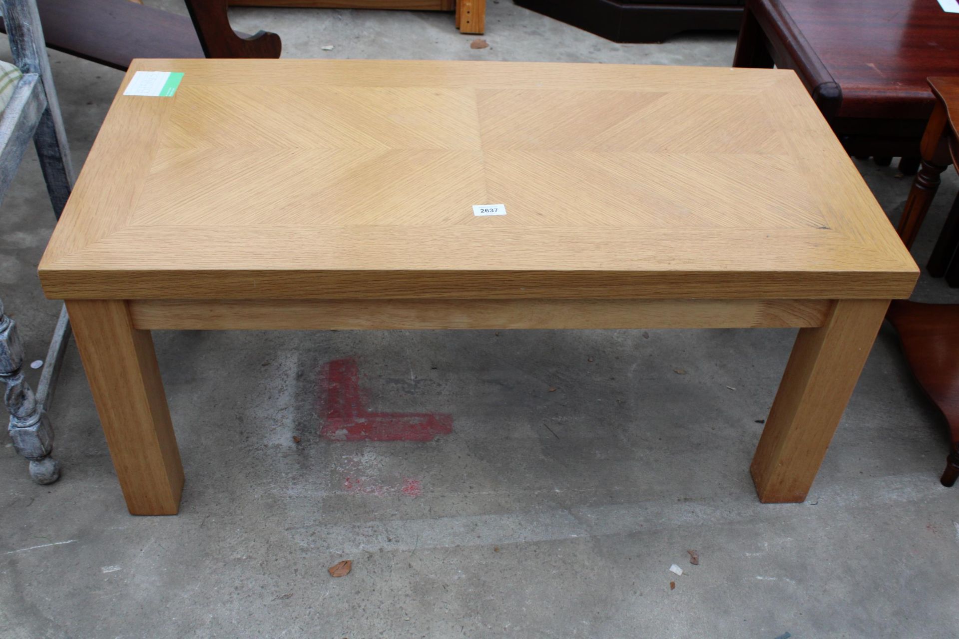 A MODERN OAK COFFEE TABLE ON SQUARE LEGS, 40" X 20"