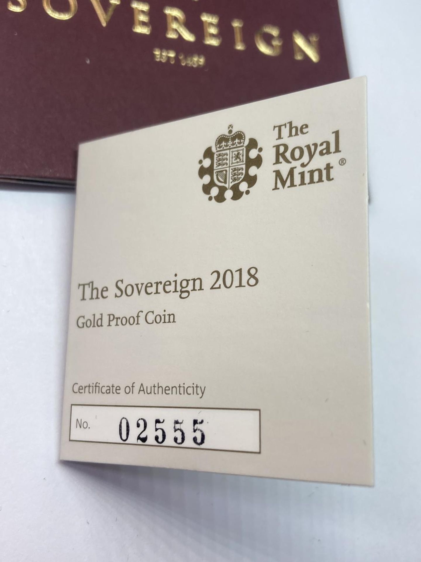 A 2018 THE SOVEREIGN GOLD PROOF LIMITED EDITION NUMBER 2,555 OF 10,500 IN A WOODEN BOXED CASE - Image 4 of 5