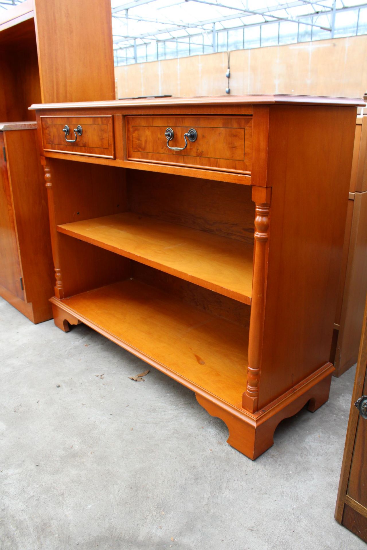A MODERN YEW WOOD CONSOLE TABLE WITH TWO FRIEZE DRAWERS, 40" WIDE - Image 2 of 4