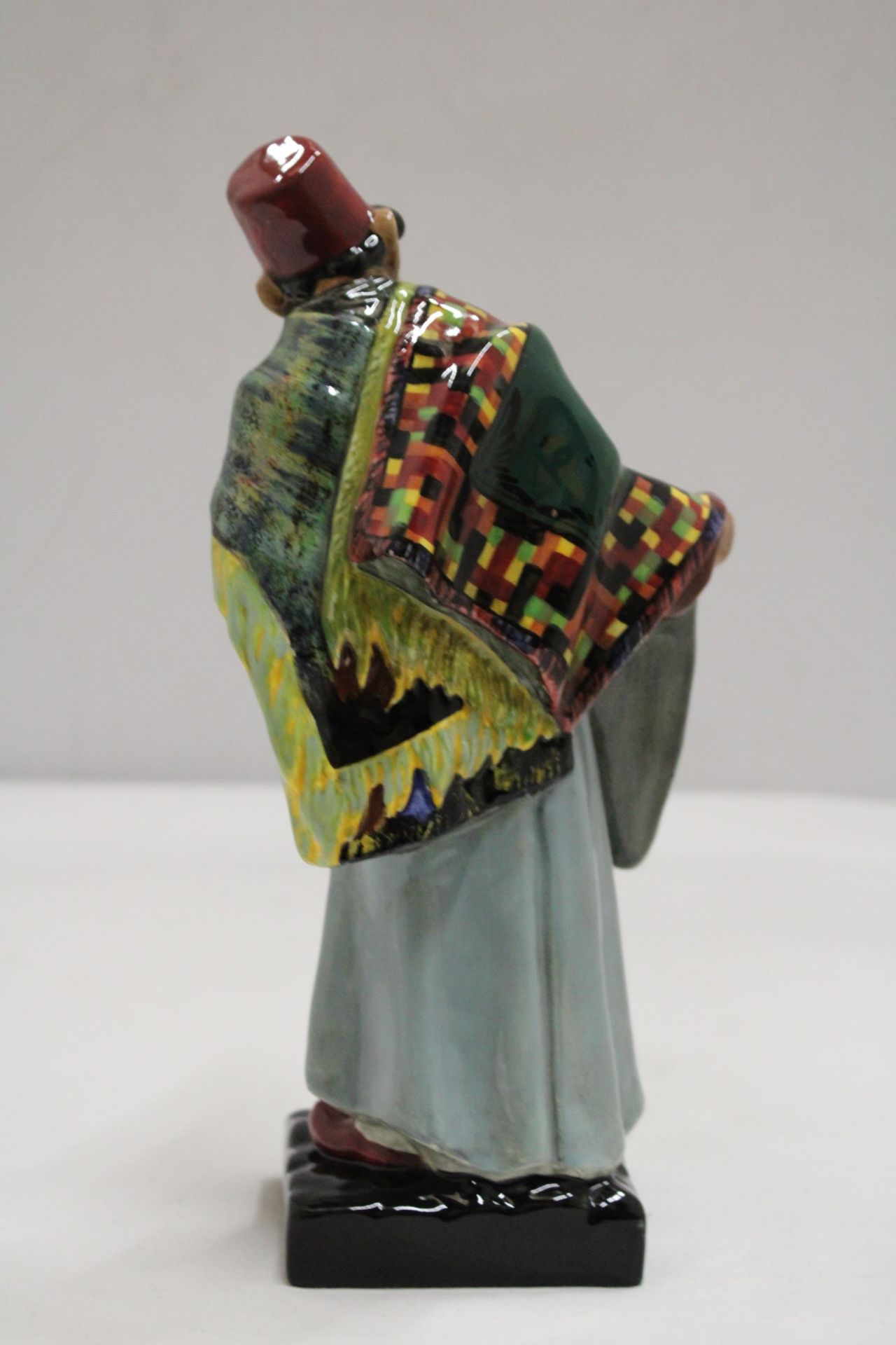 A ROYAL DOULTON FIGURE " CARPET SELLER" HN 2464 - Bild 4 aus 6