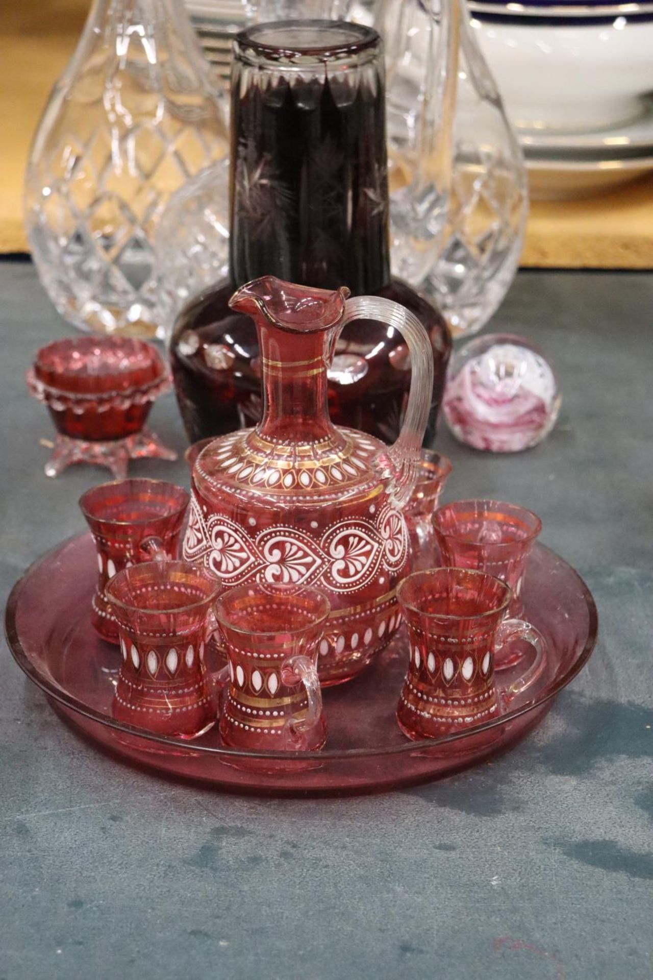 A QUANTITY OF GLASSWARE TO INCLUDE CRANBERRY GLASS, DECANTERS - Image 2 of 6