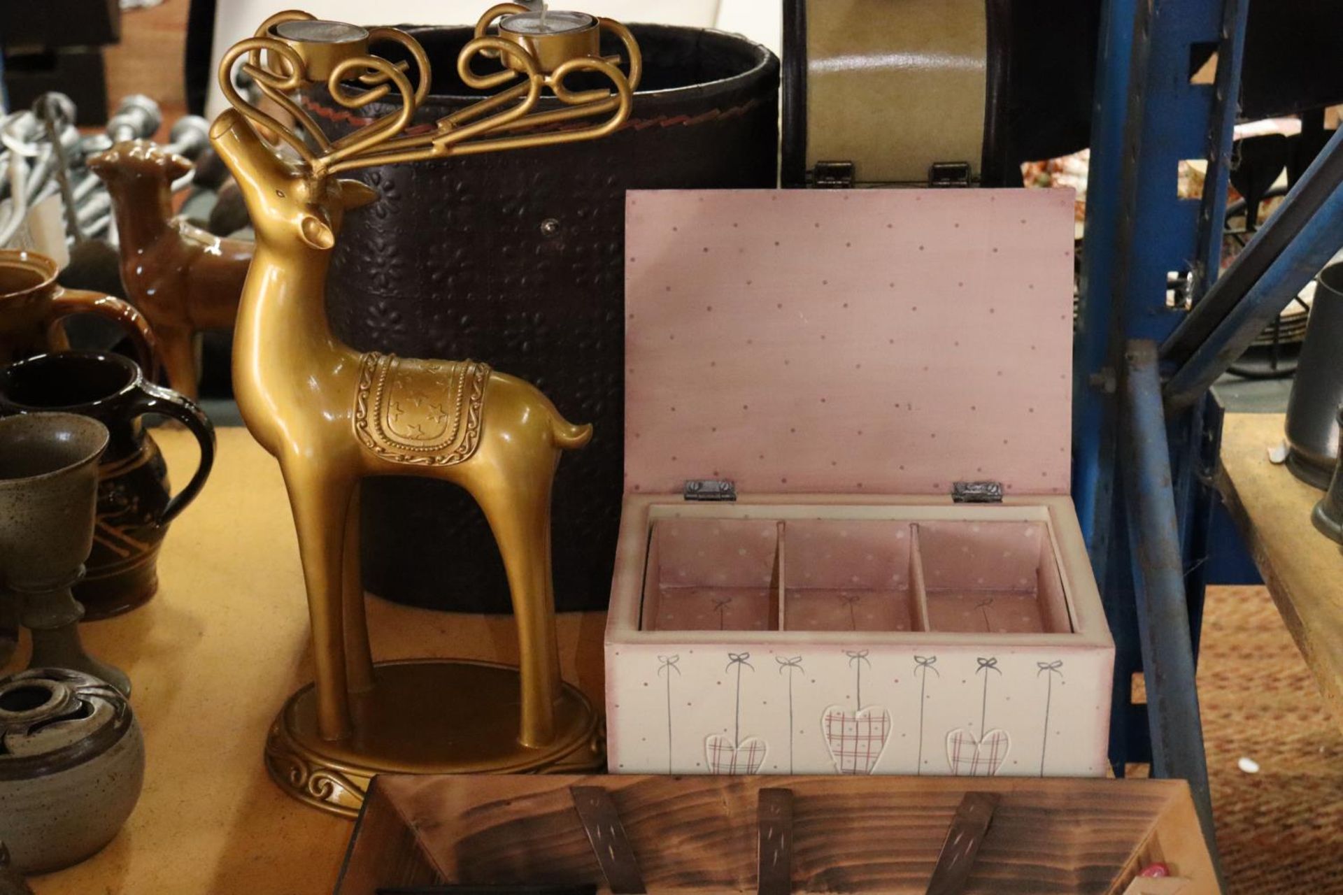 A MIXED LOT TO INCLUDE A REINDEER TEELITE HOLDER, JEWELLERY BOX, WALL PLAQUE, STORAGE BOXES, ETC., - Image 3 of 6