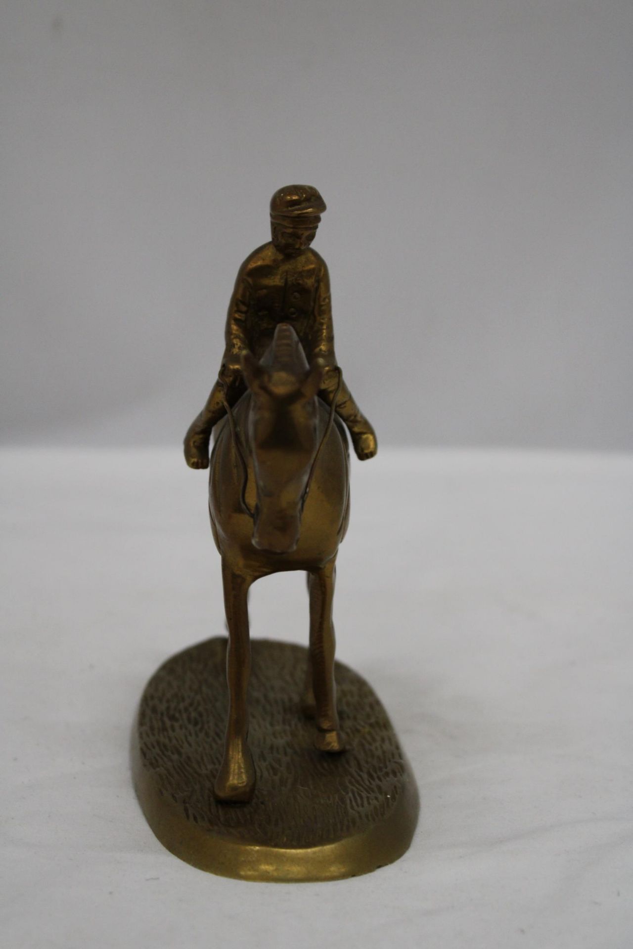 A DETAILED HEAVY BRASS HORSE AND JOCKEY FIGURE, HEIGHT 16CM, LENGTH 17CM - Image 3 of 5