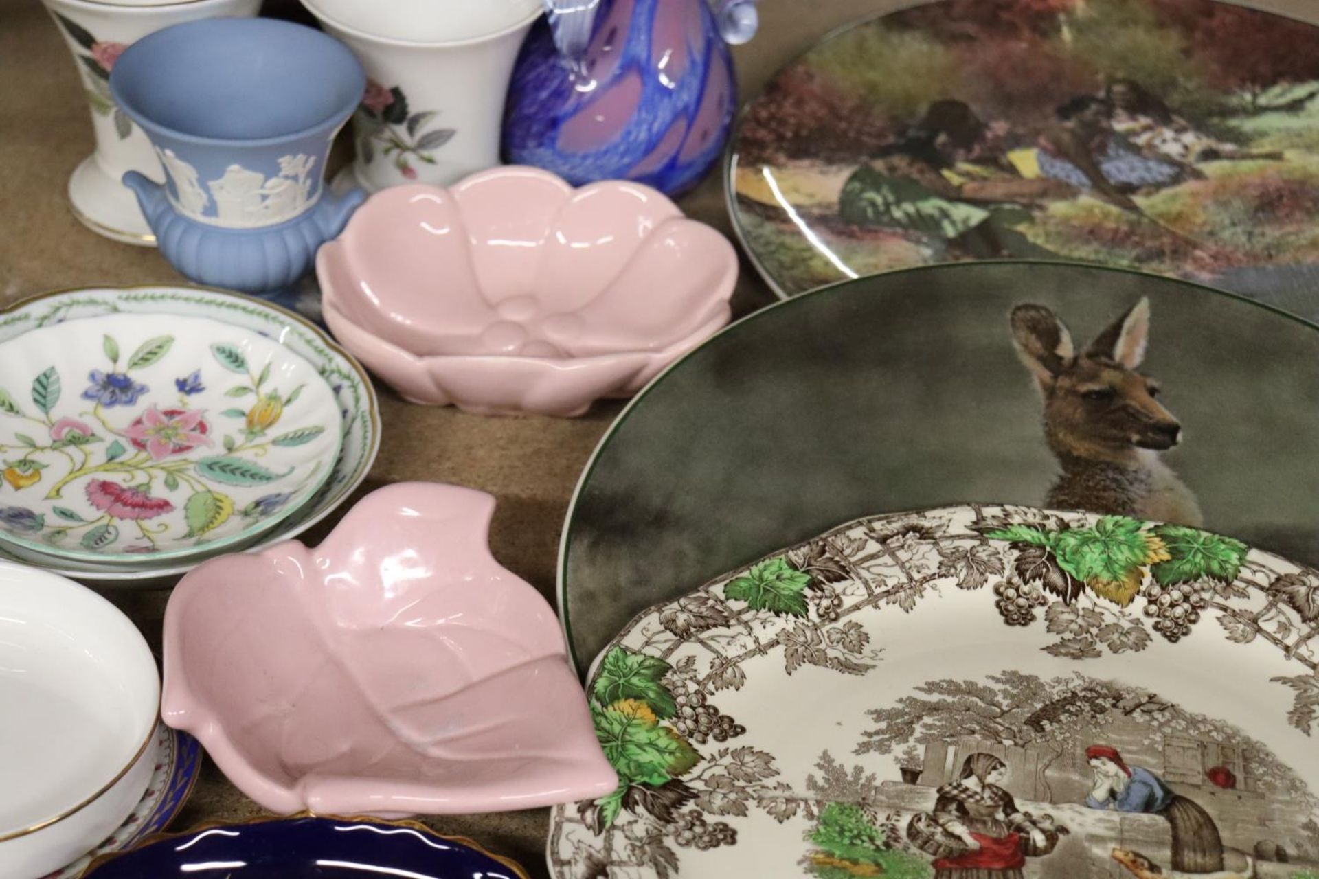 A MIXED LOT OF CERAMICS TO INCLUDE LIMOGES PIN TRAYS, CABINET PLATES, MINTON, WEDGWOOD, ETC - Image 5 of 5