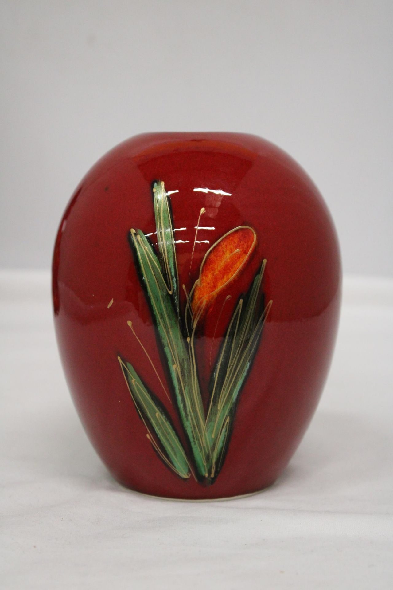 AN ANITA HARRIS DAFFODIL VASE (SIGNED IN GOLD) - Image 4 of 6