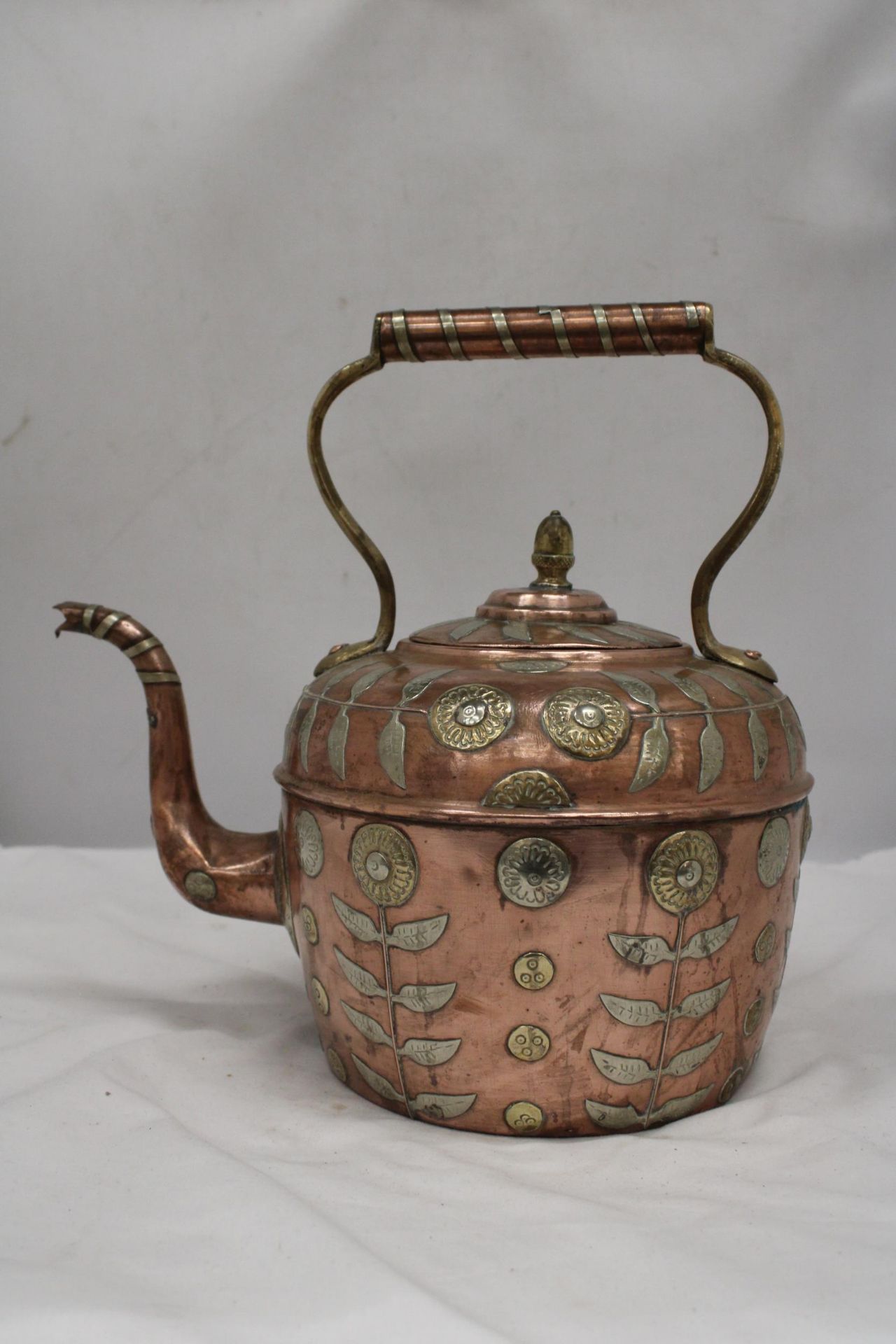 A 1900'S VICTORIAN COPPER KETTLE WITH BRASS FLORAL DETAIL - Image 2 of 5