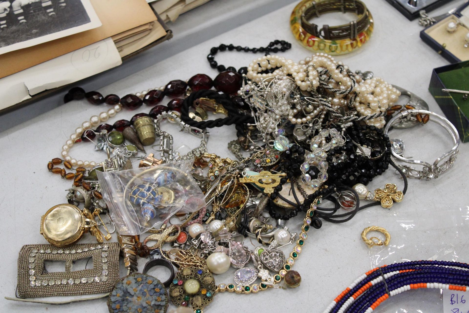 A LARGE QUANTITY OF COSTUME JEWELLERY TO INCLUDE NECKLACES, EARRINGS, BROOCHES, BRACELETS, ETC, PLUS - Bild 5 aus 7