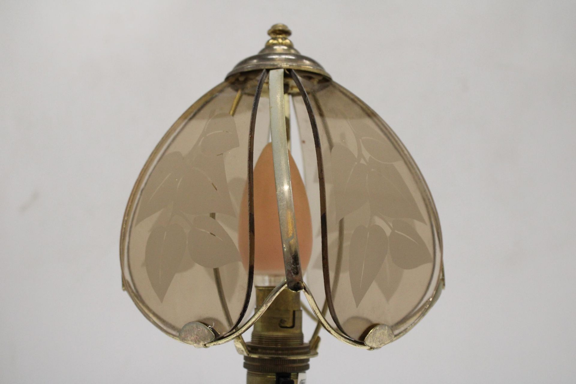 A VINTAGE STYLE, BRASS TABLE LAMP, WITH COLUMN BASE AND A GLASS SHADE, HEIGHT 36CM - Image 4 of 5