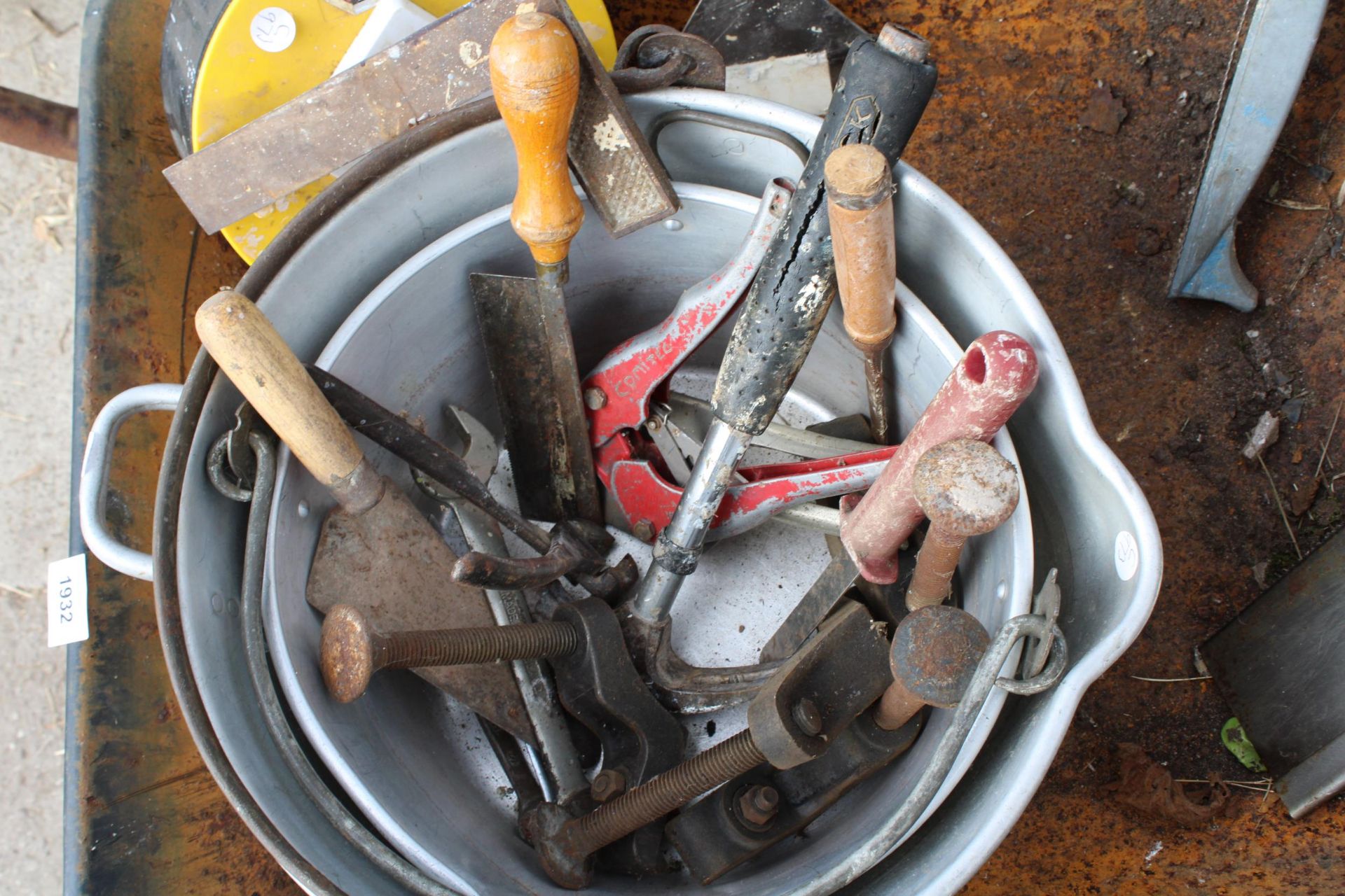 AN ASSORTMENT OF ITEMS TO INCLUDE A WHEEL BARROW, A JAM PAN AND HAND TOOLS ETC - Image 4 of 4