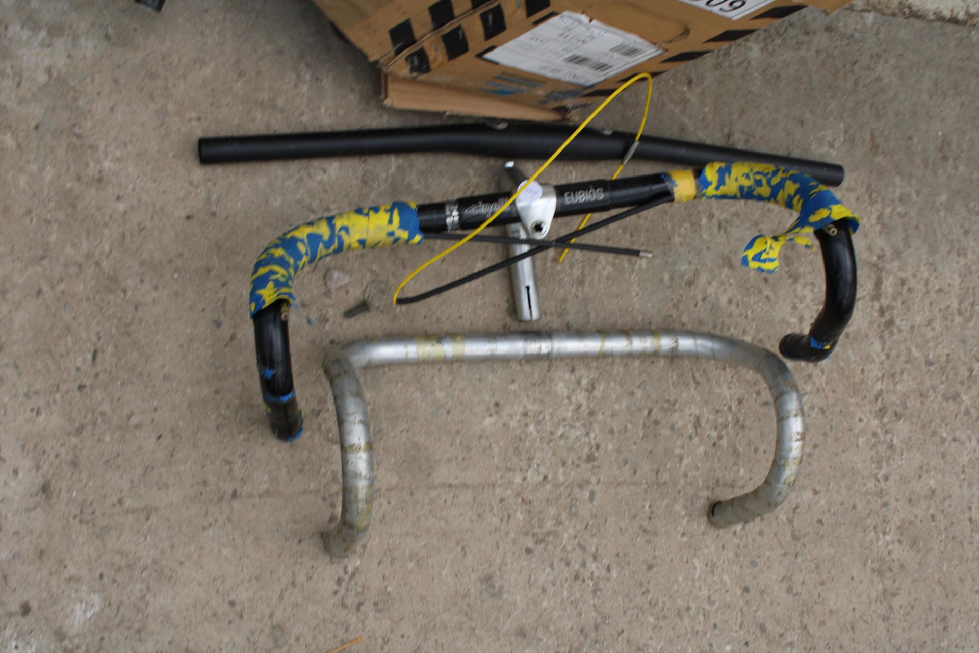A LARGE COLLECTION OF VARIOUS BIKE HANDLE BARS - Image 3 of 3