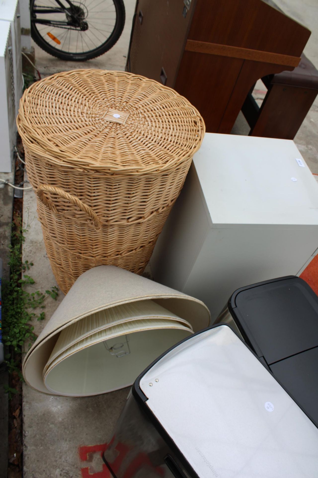 AN ASSORTMENT OF ITEMS TO INCLUDE A WICKER BASKET, A FILING CABINET AND BINS ETC - Image 3 of 3