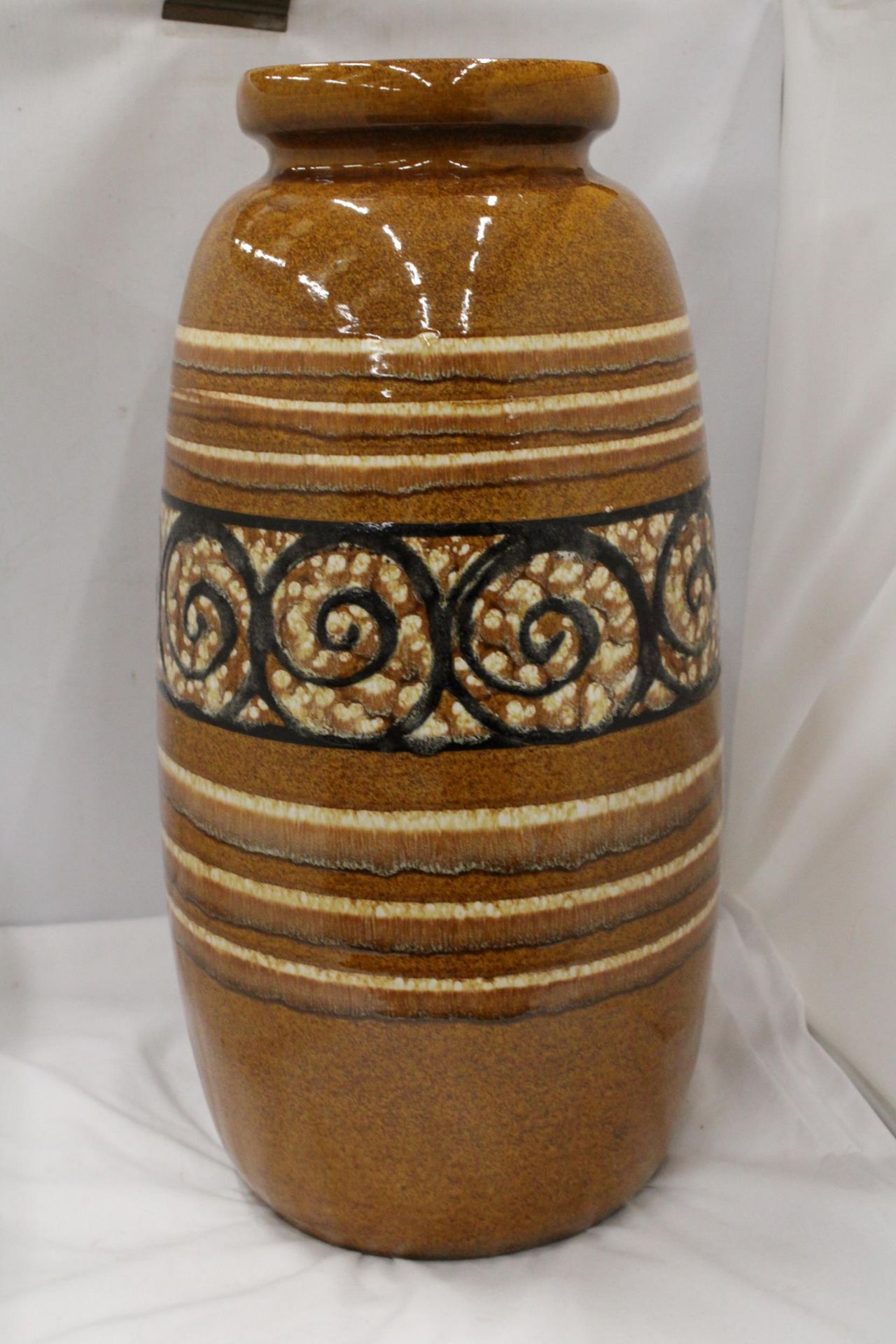 A VERY LARGE WEST GERMAN VASE, HEIGHT 55CM - Image 2 of 4