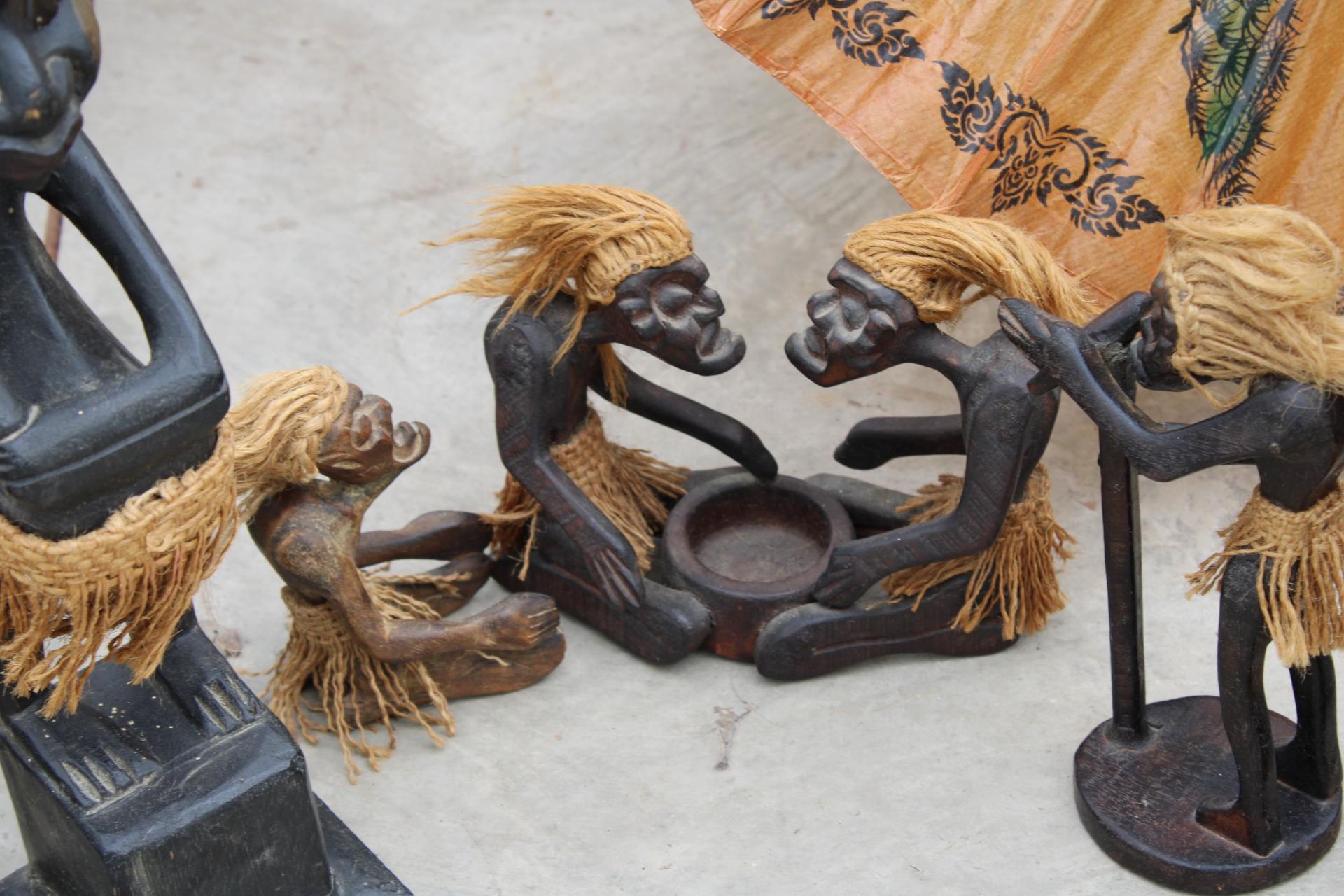 AN ORIENTAL STYLE PARASOL AND TREEN TRIBAL FIGURES - Bild 3 aus 5