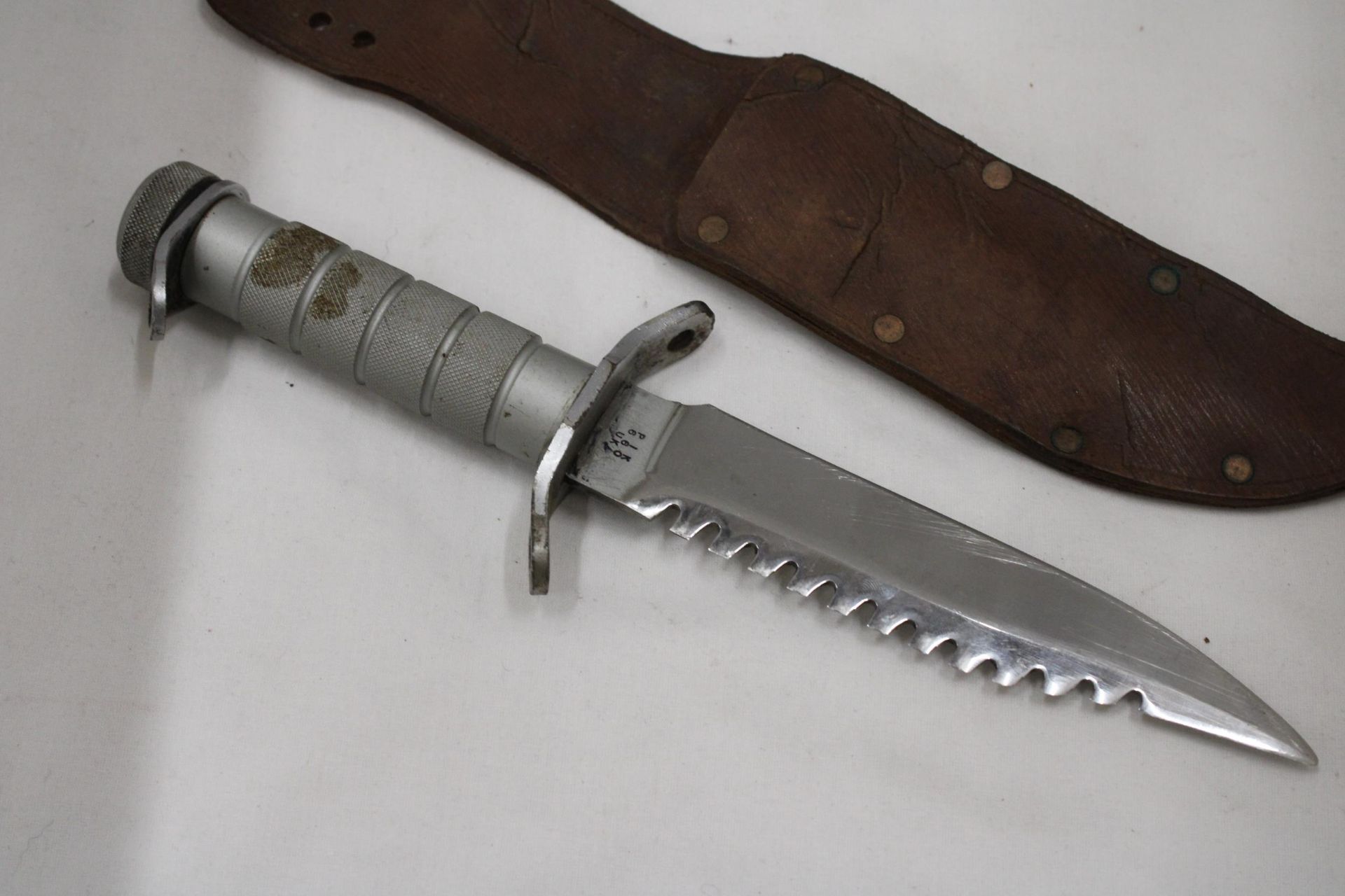 A RAMBO KNIFE IN A LEATHER SHEATH - Image 3 of 5